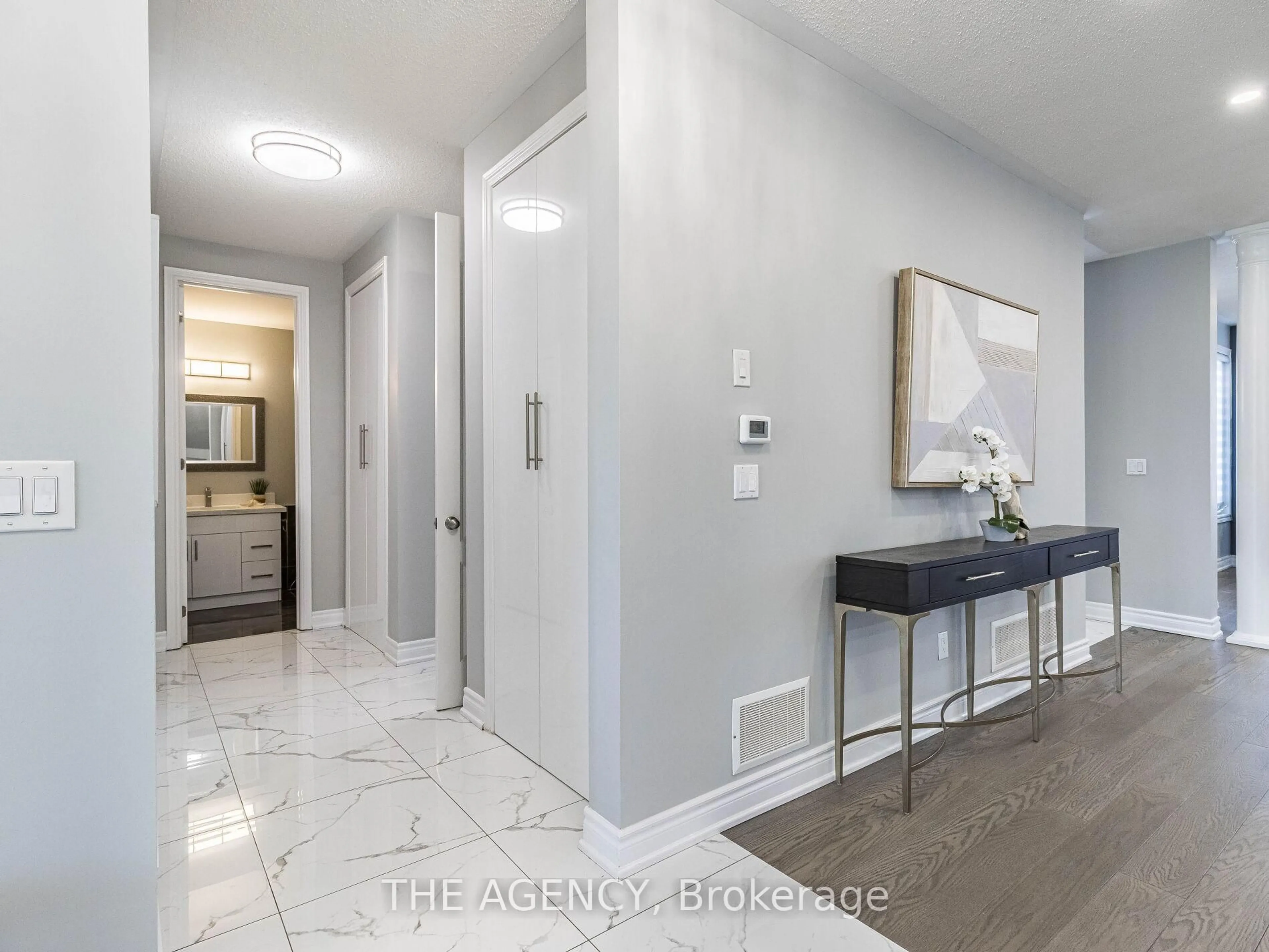 Indoor entryway for 612 Serafini Cres, Milton Ontario L9T 7P1