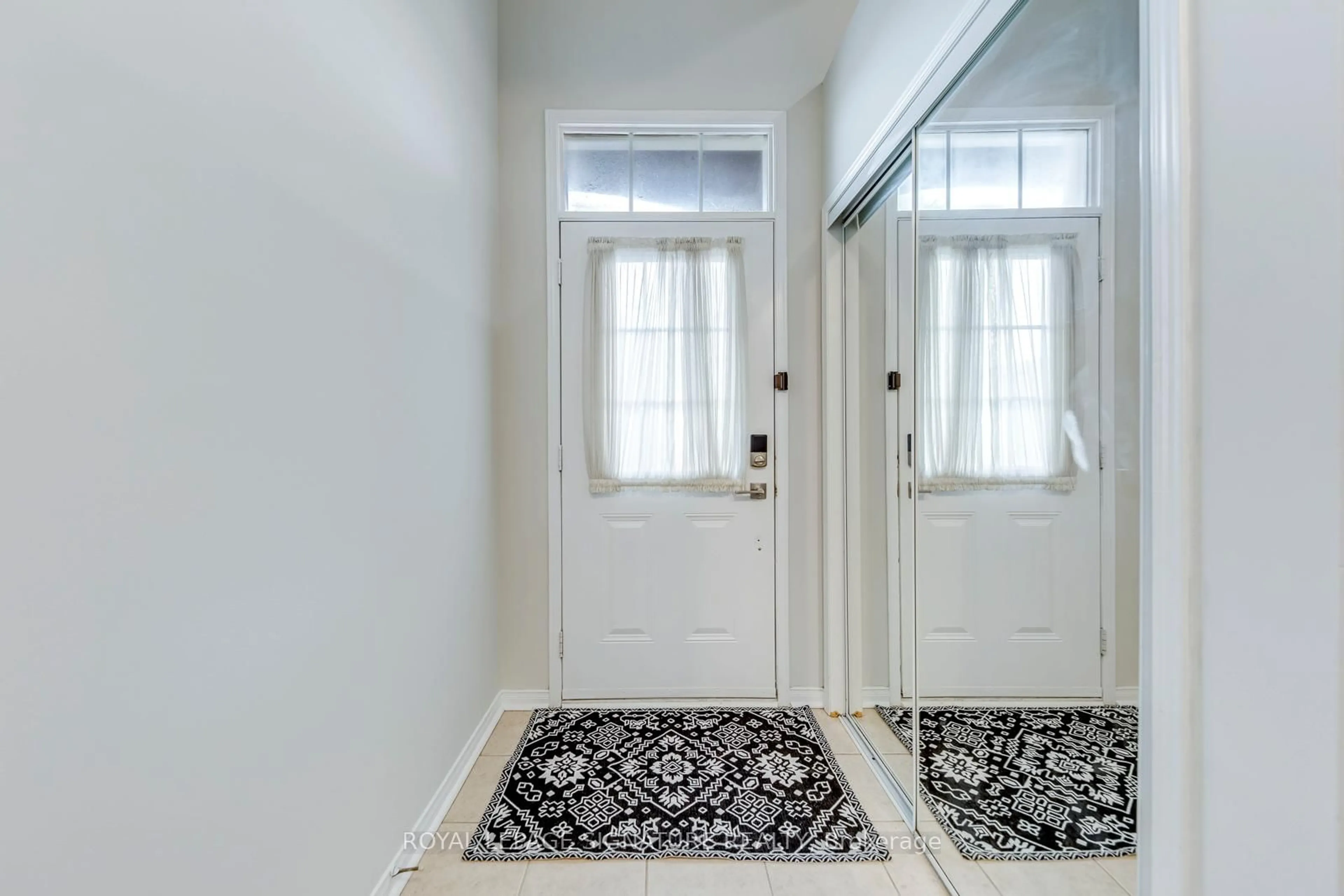 Indoor entryway for 2418 Adamvale Cres, Oakville Ontario L6M 0E1