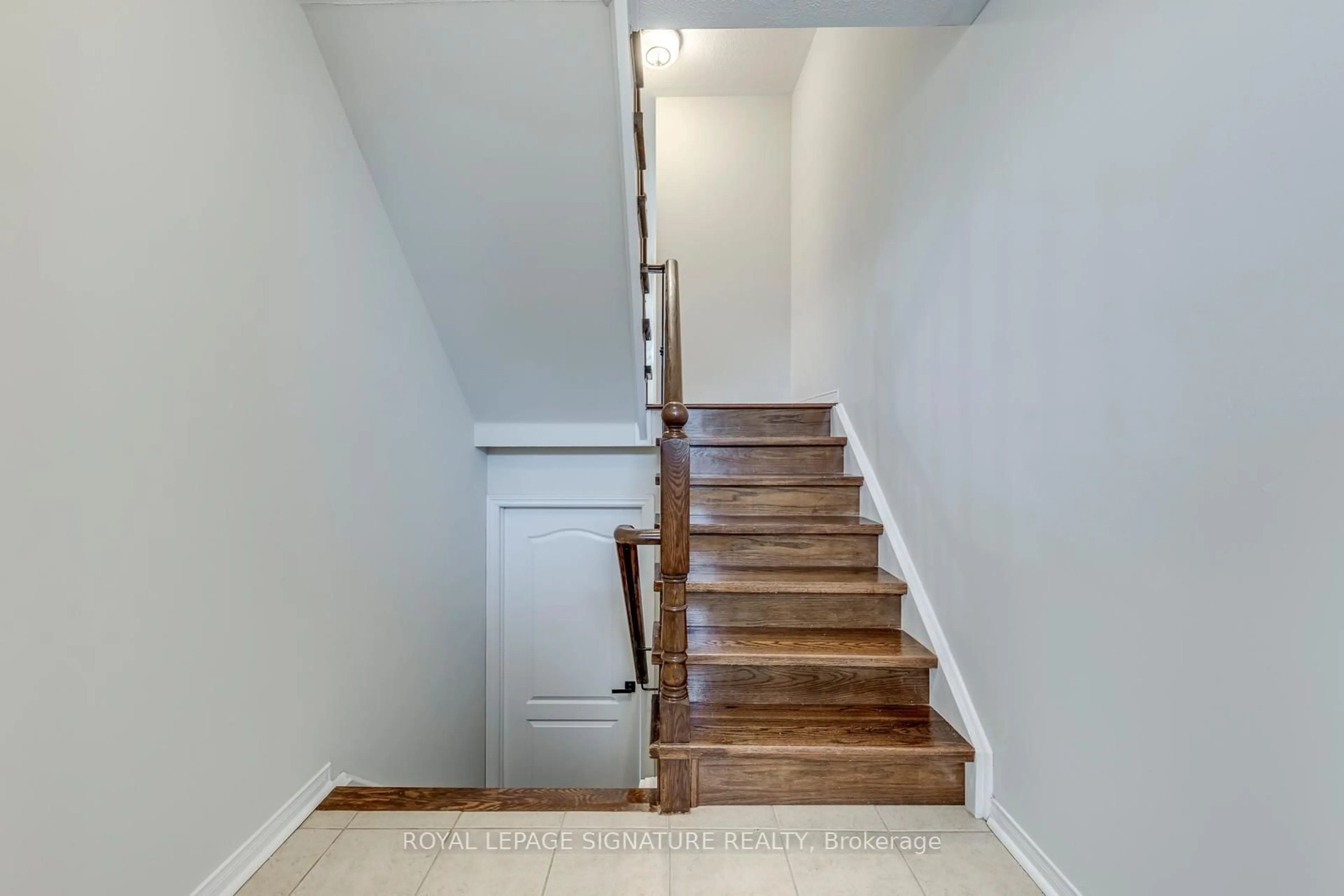 Stairs for 2418 Adamvale Cres, Oakville Ontario L6M 0E1