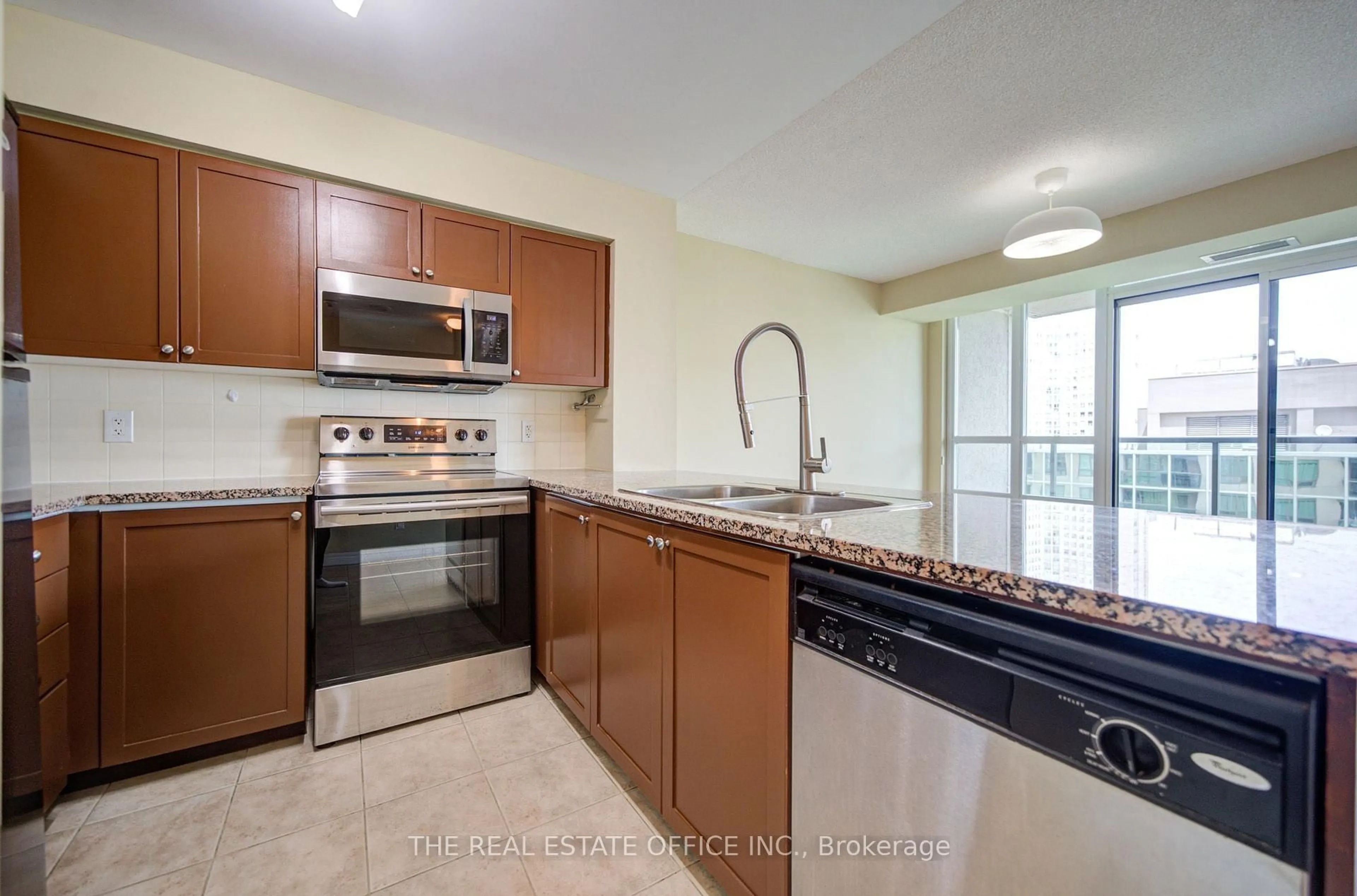 Standard kitchen, unknown for 208 Enfield Pl #1502, Mississauga Ontario L5B 0B8