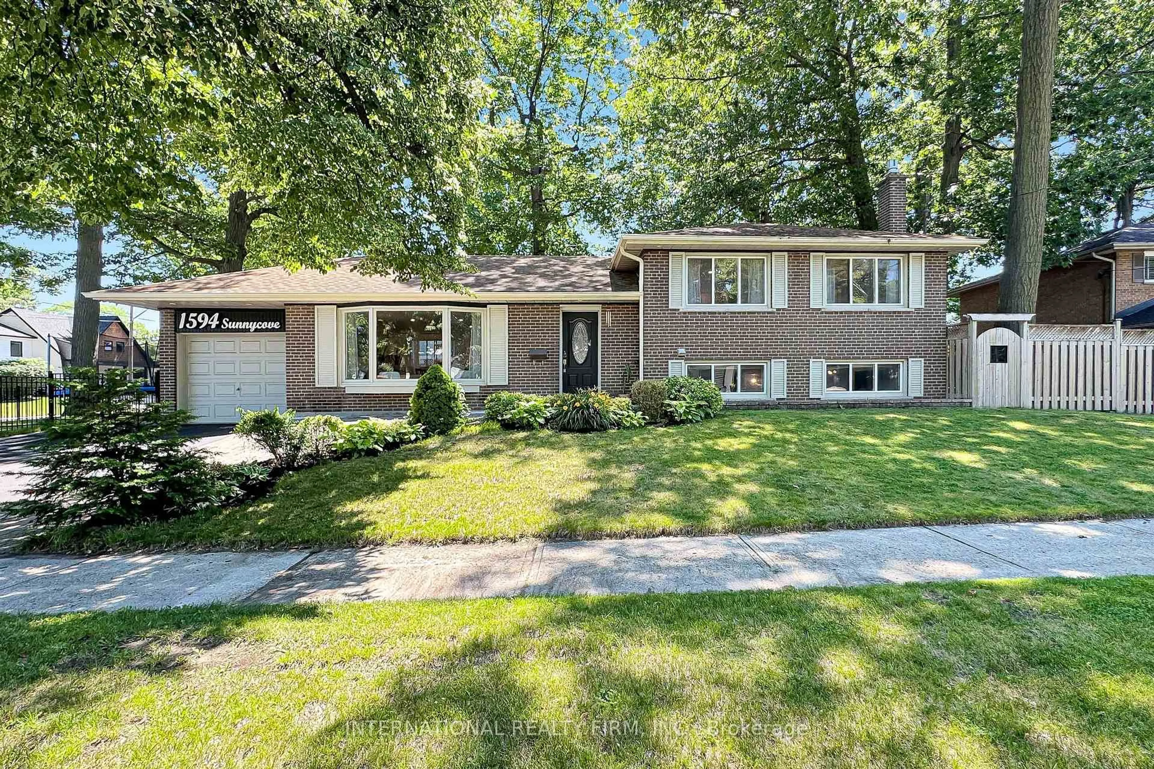 Home with vinyl exterior material, street for 1594 Sunnycove Dr, Mississauga Ontario L4X 1B5