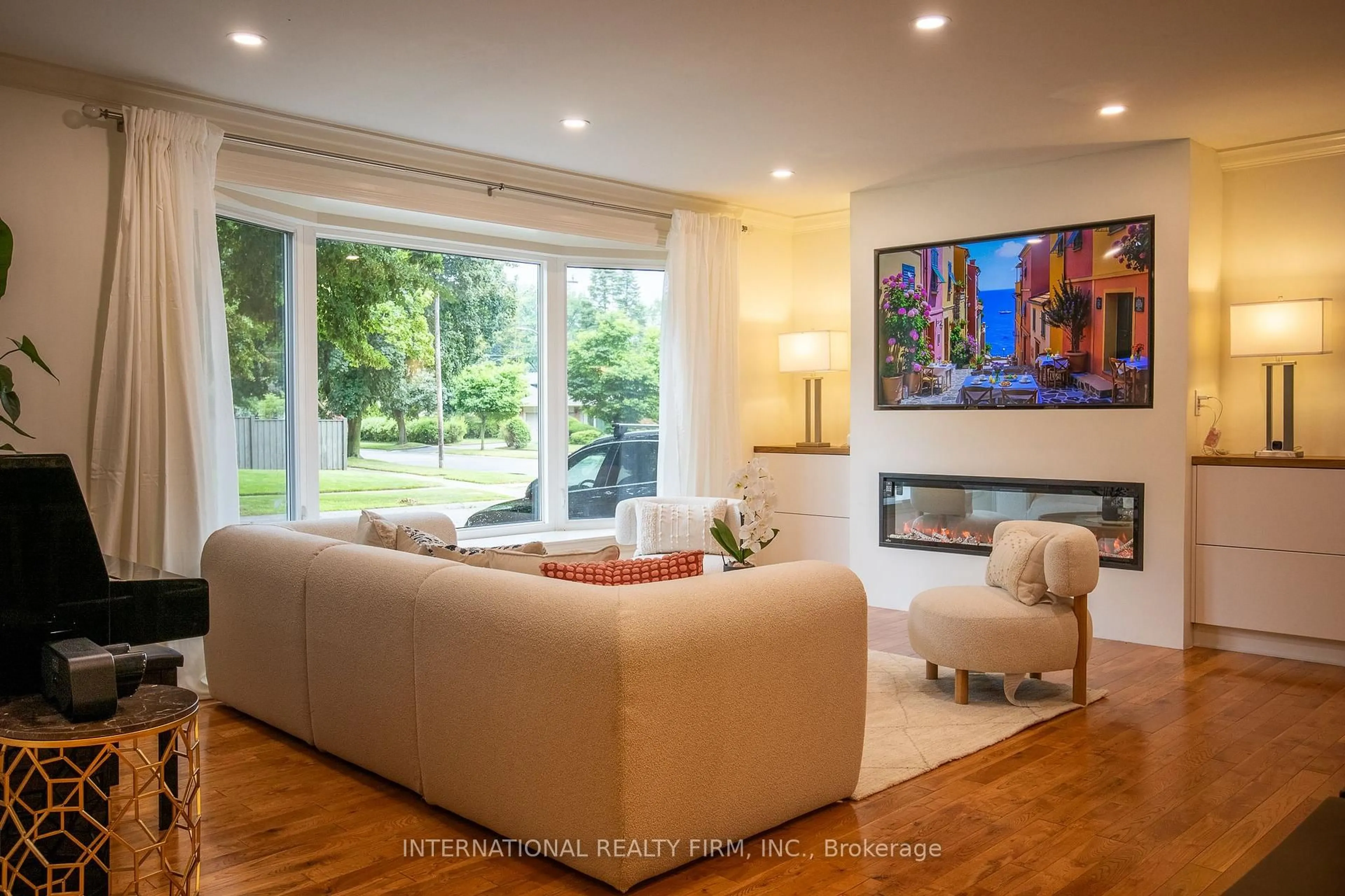 Living room with furniture, unknown for 1594 Sunnycove Dr, Mississauga Ontario L4X 1B5
