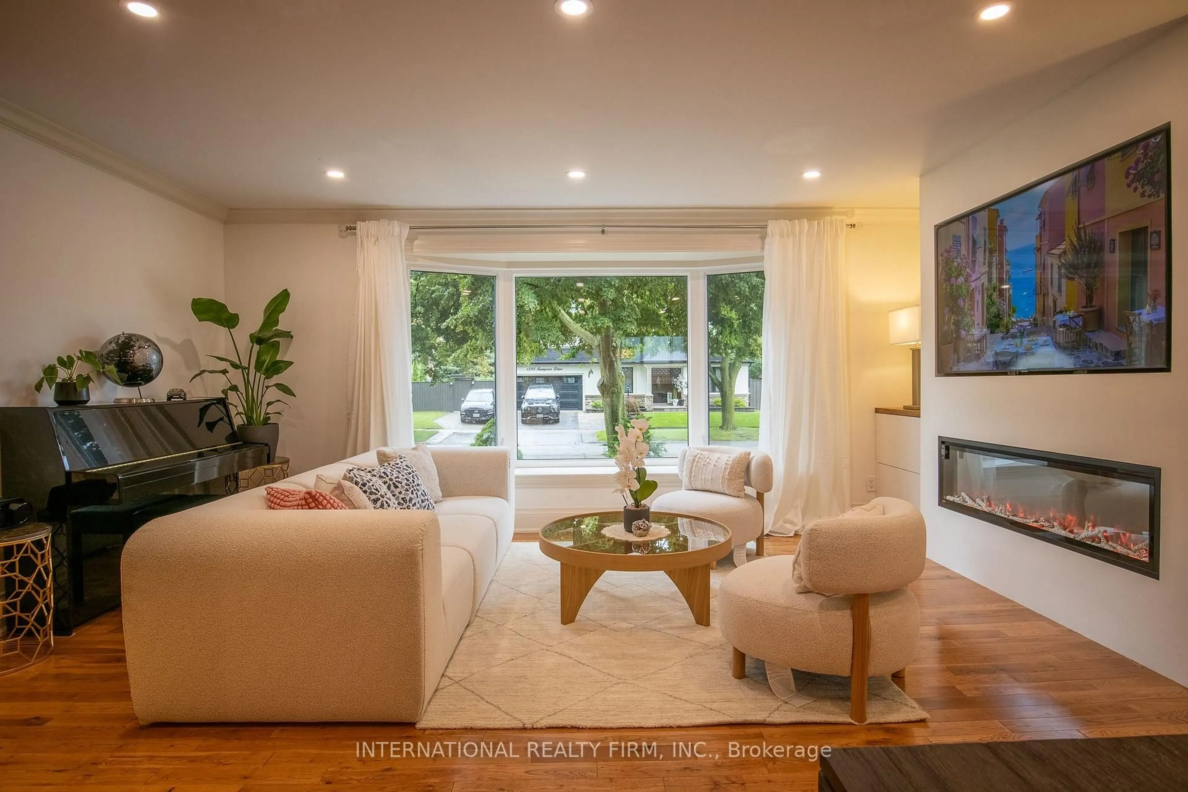 Living room with furniture, unknown for 1594 Sunnycove Dr, Mississauga Ontario L4X 1B5