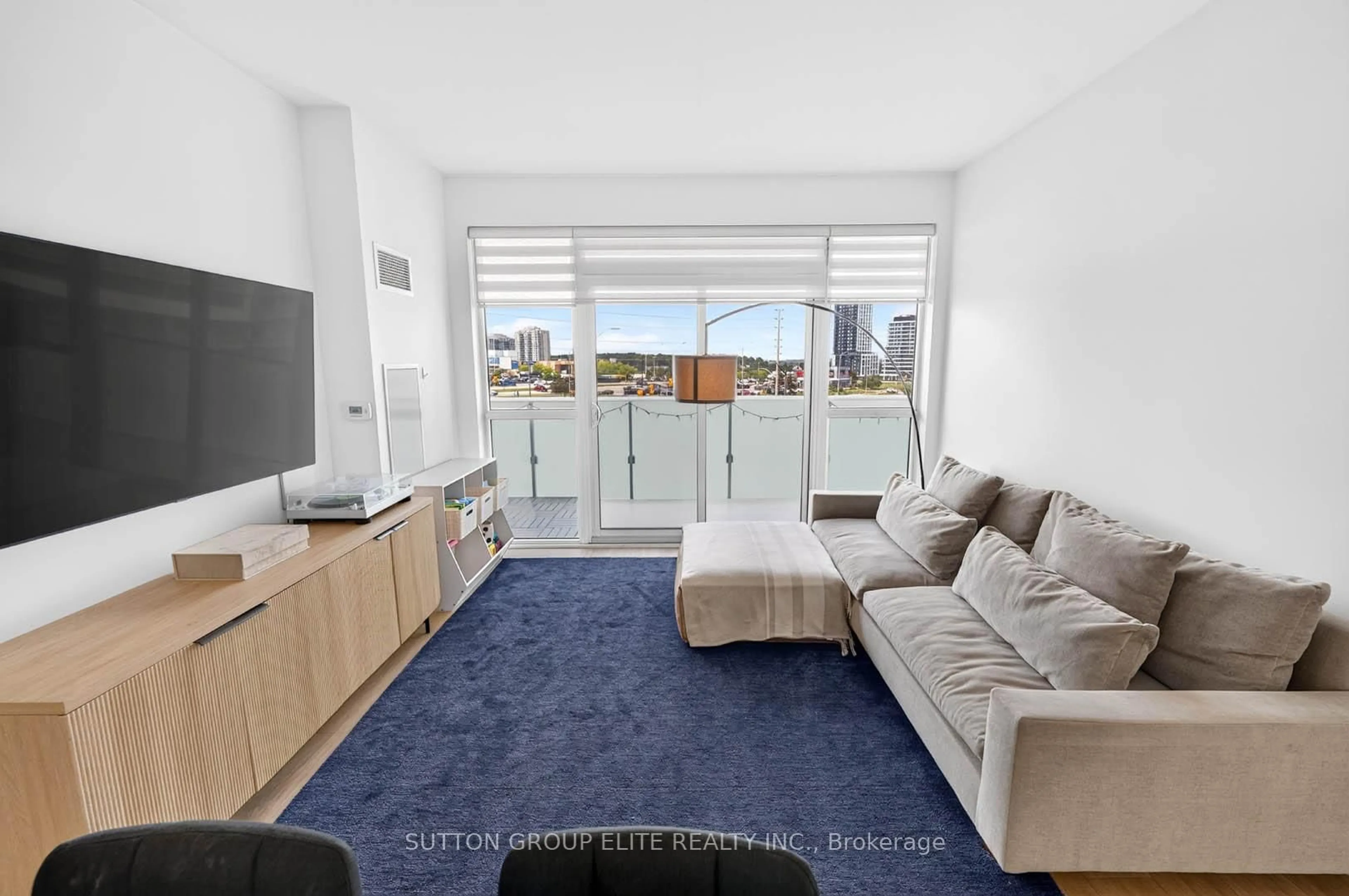 Living room with furniture, carpet floor for 4699 Glen Erin Dr #302, Mississauga Ontario L5M 2E5