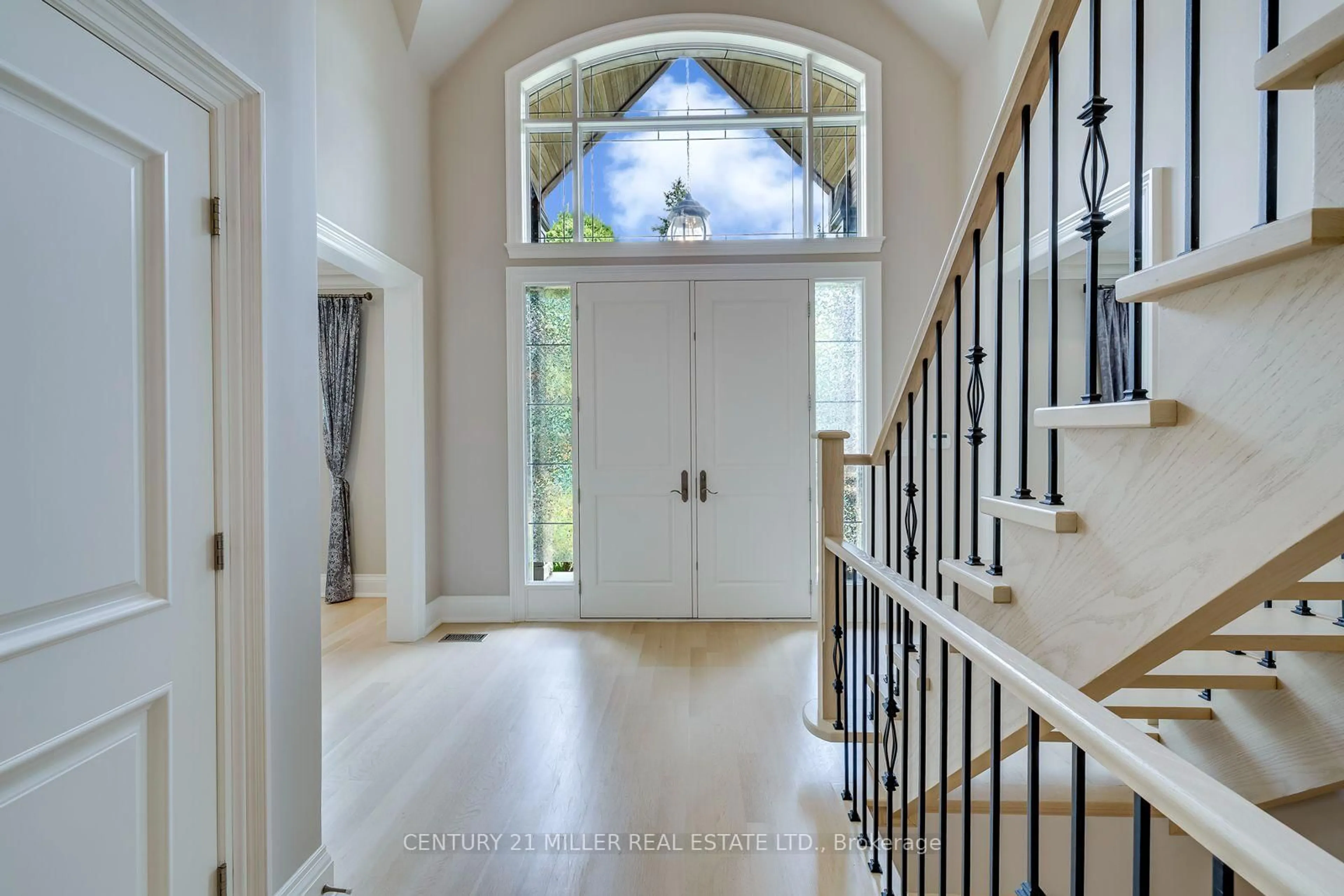 Indoor entryway for 168 Walby Dr, Oakville Ontario L6L 4E2