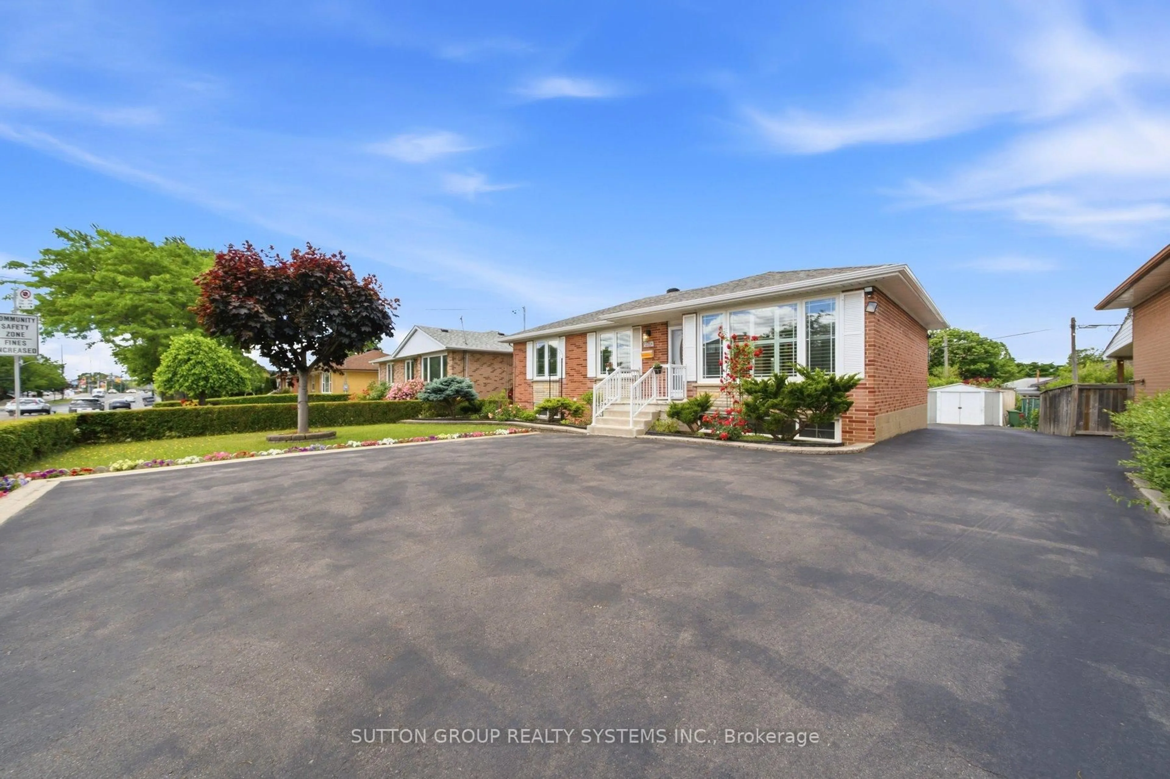 A pic from outside/outdoor area/front of a property/back of a property/a pic from drone, street for 2870 Weston Rd, Toronto Ontario M9M 2S3