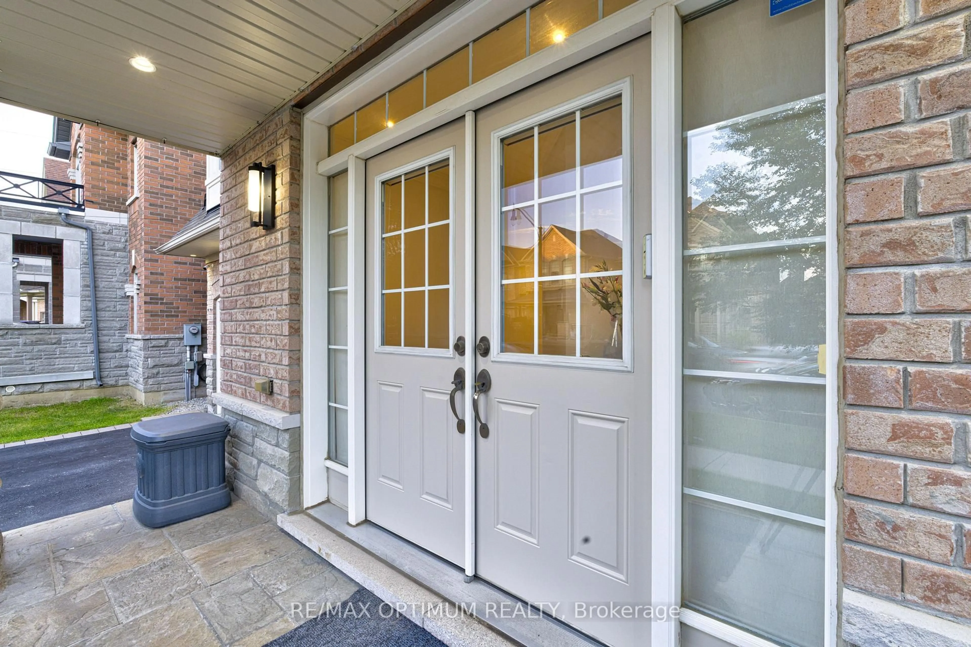 Indoor entryway for 46 Sliprock Cres, Brampton Ontario L6Y 0W8