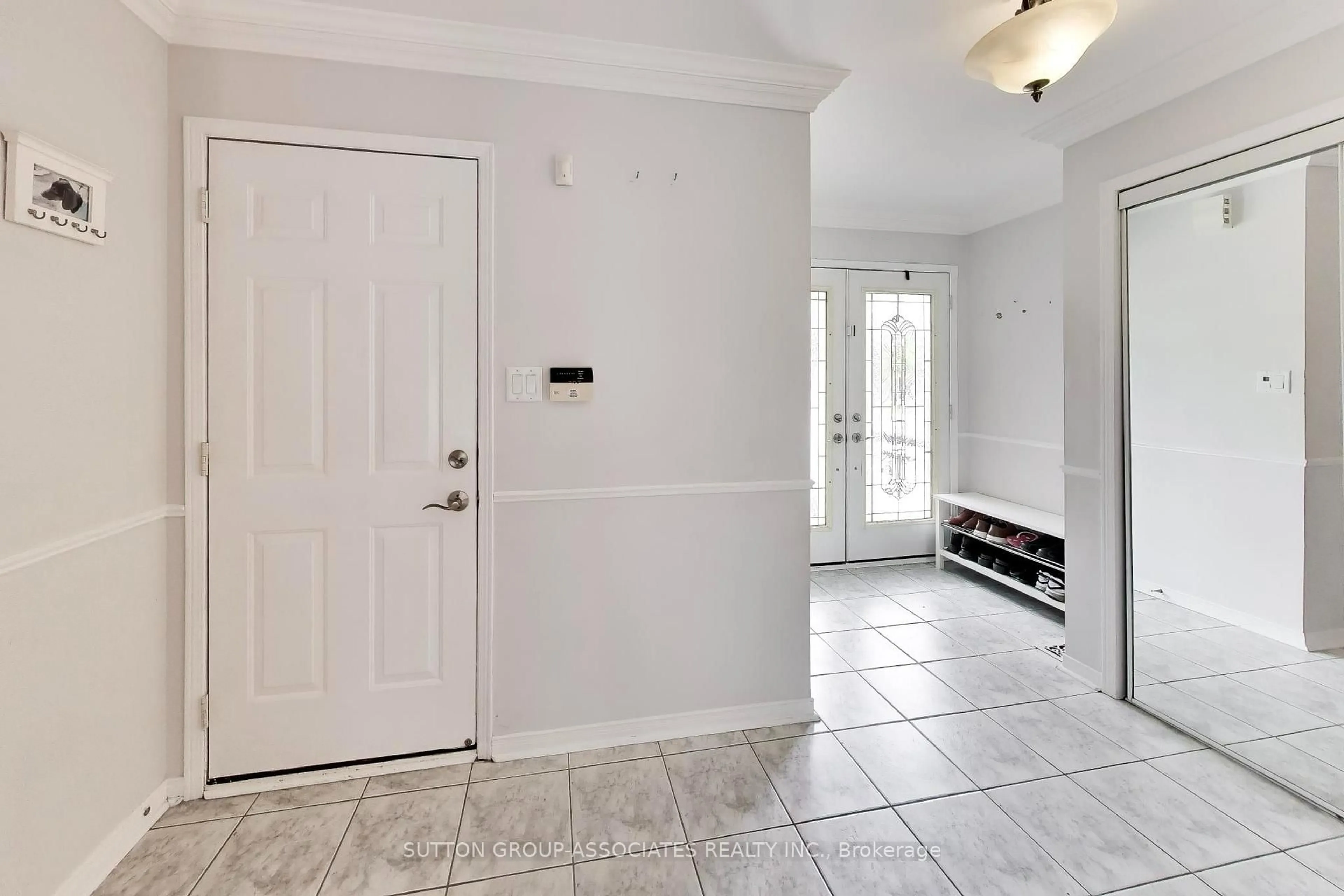 Indoor entryway for 6321 Amber Glen Dr, Mississauga Ontario L5N 7V4