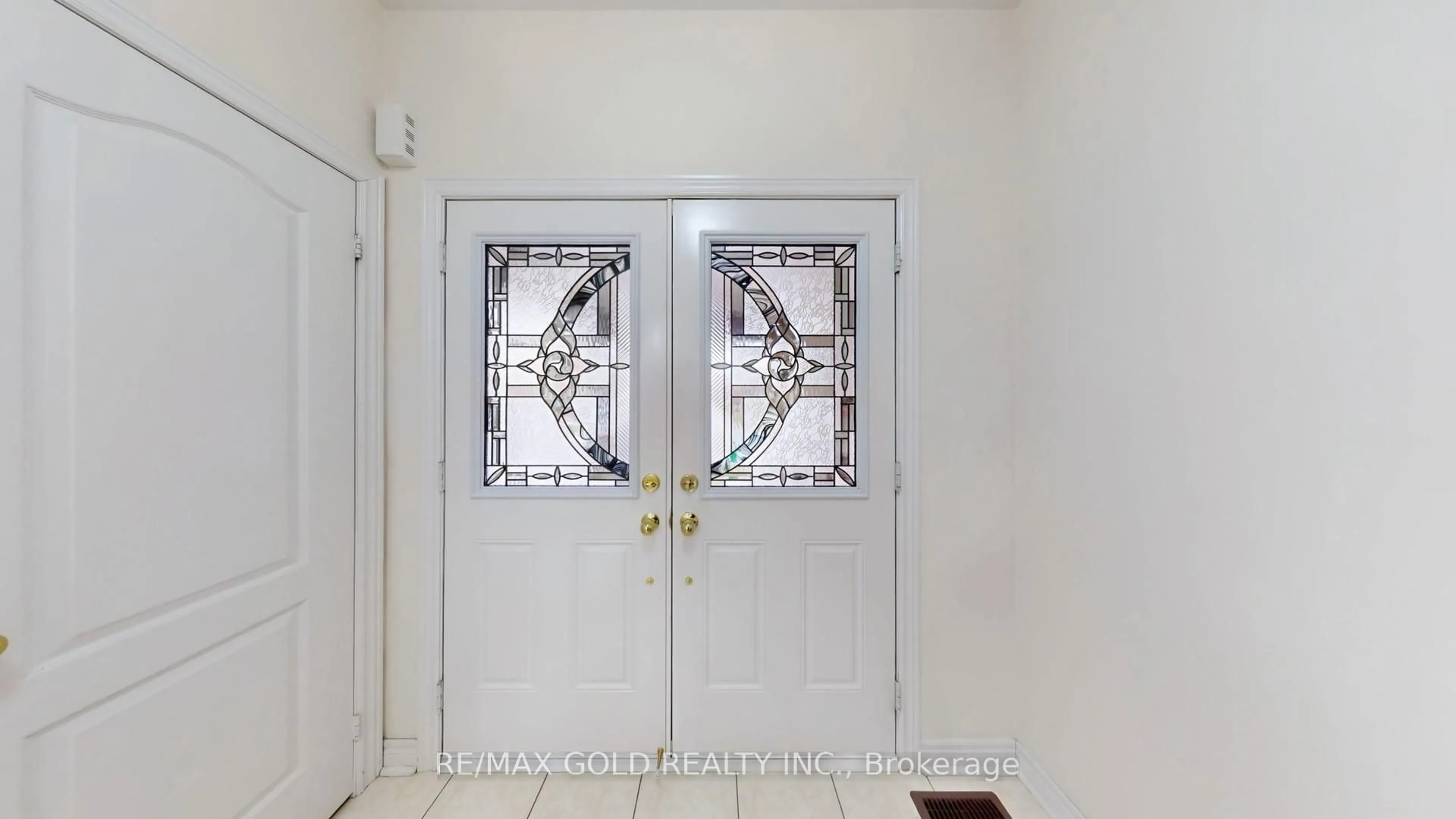 Indoor entryway for 18 Kawana Rd, Brampton Ontario L6Y 0W2