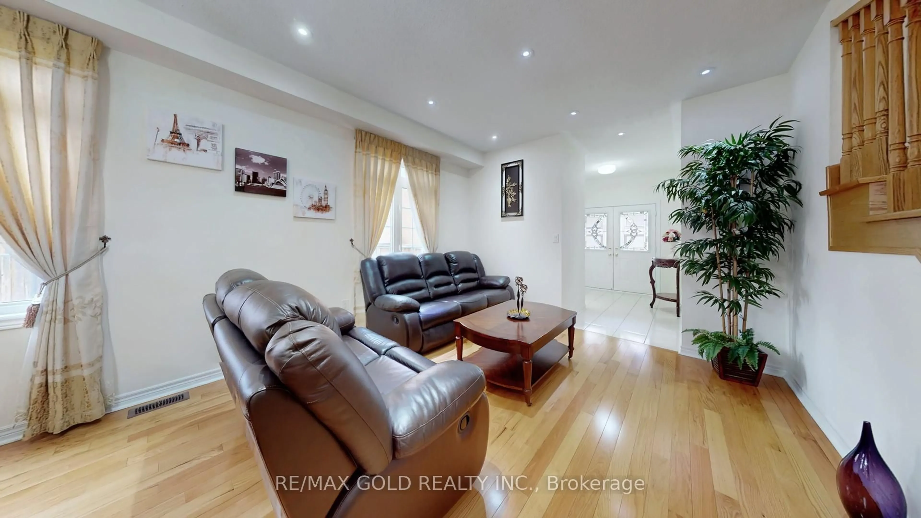 Living room with furniture, wood/laminate floor for 18 Kawana Rd, Brampton Ontario L6Y 0W2