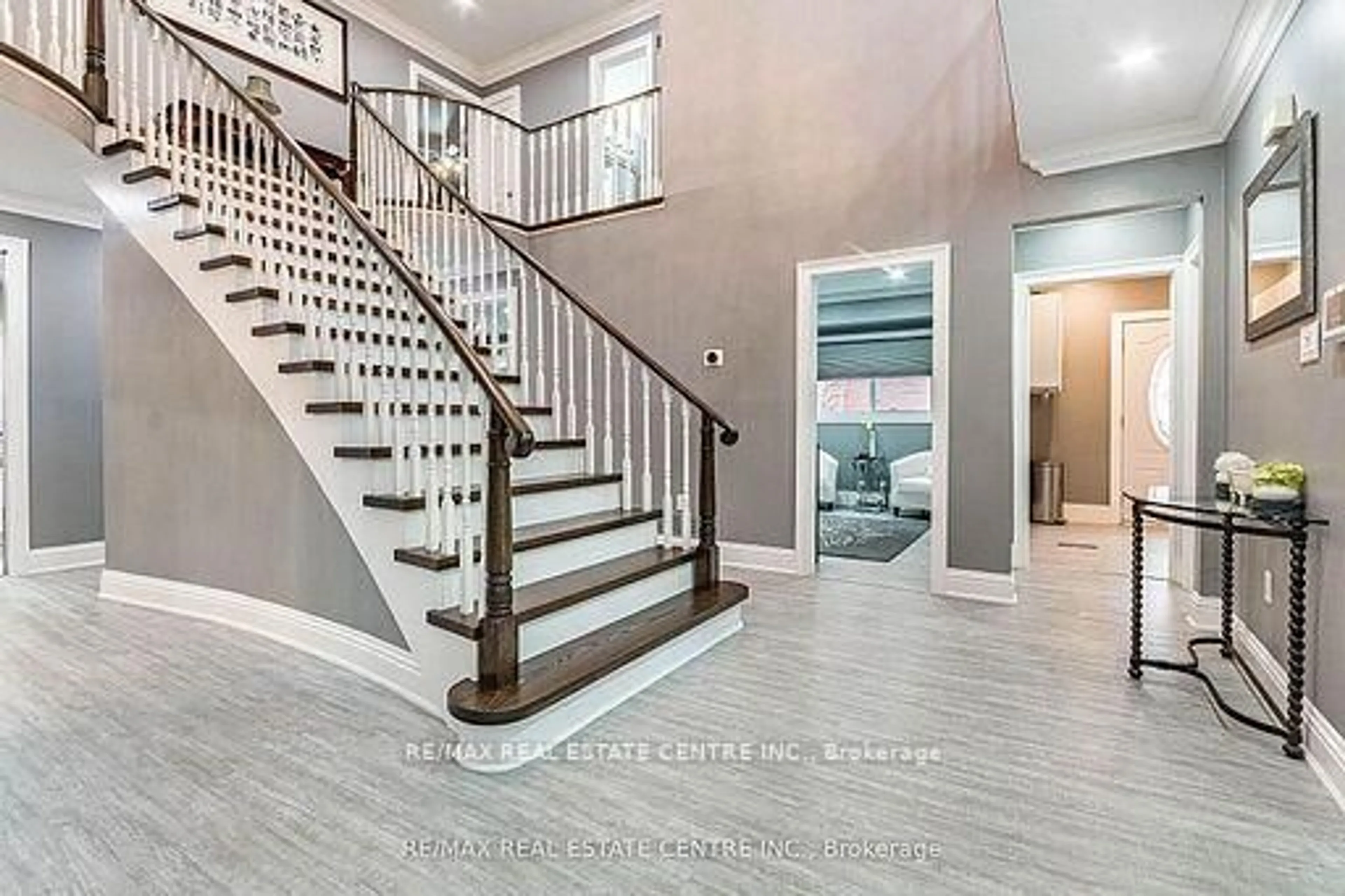 Unknown for 339 Parklane Rd, Oakville Ontario L6H 4J4