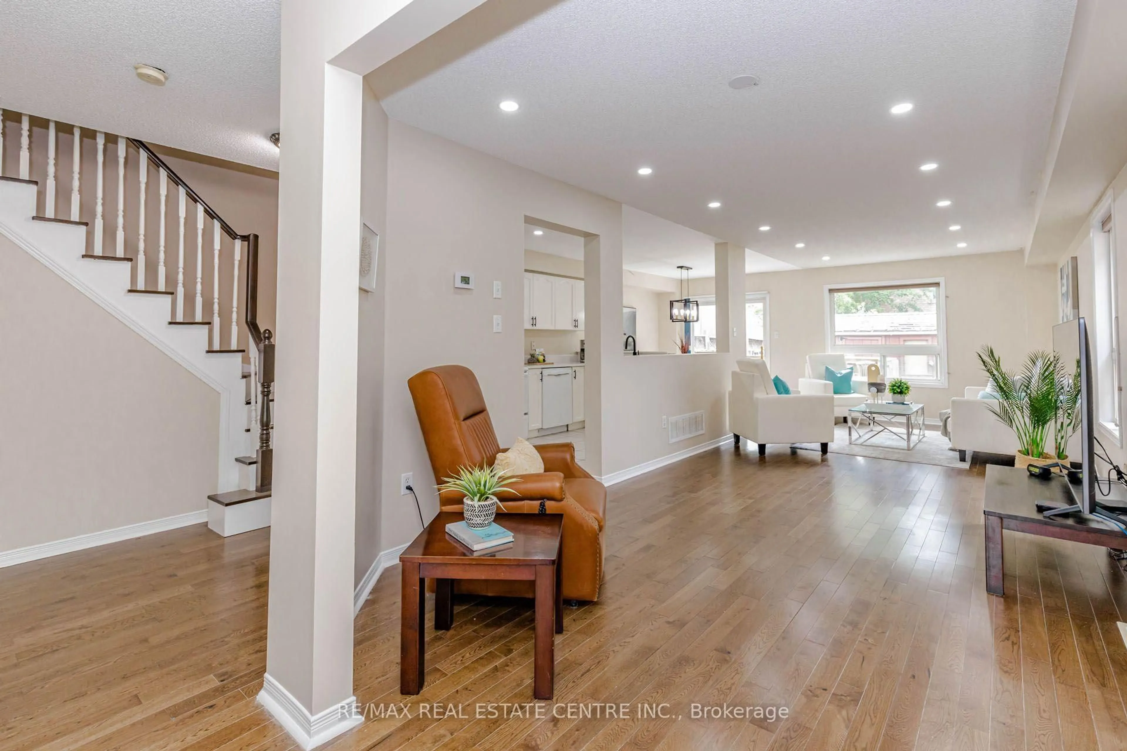 Indoor entryway for 35 Prince Cres, Brampton Ontario L7A 2C8