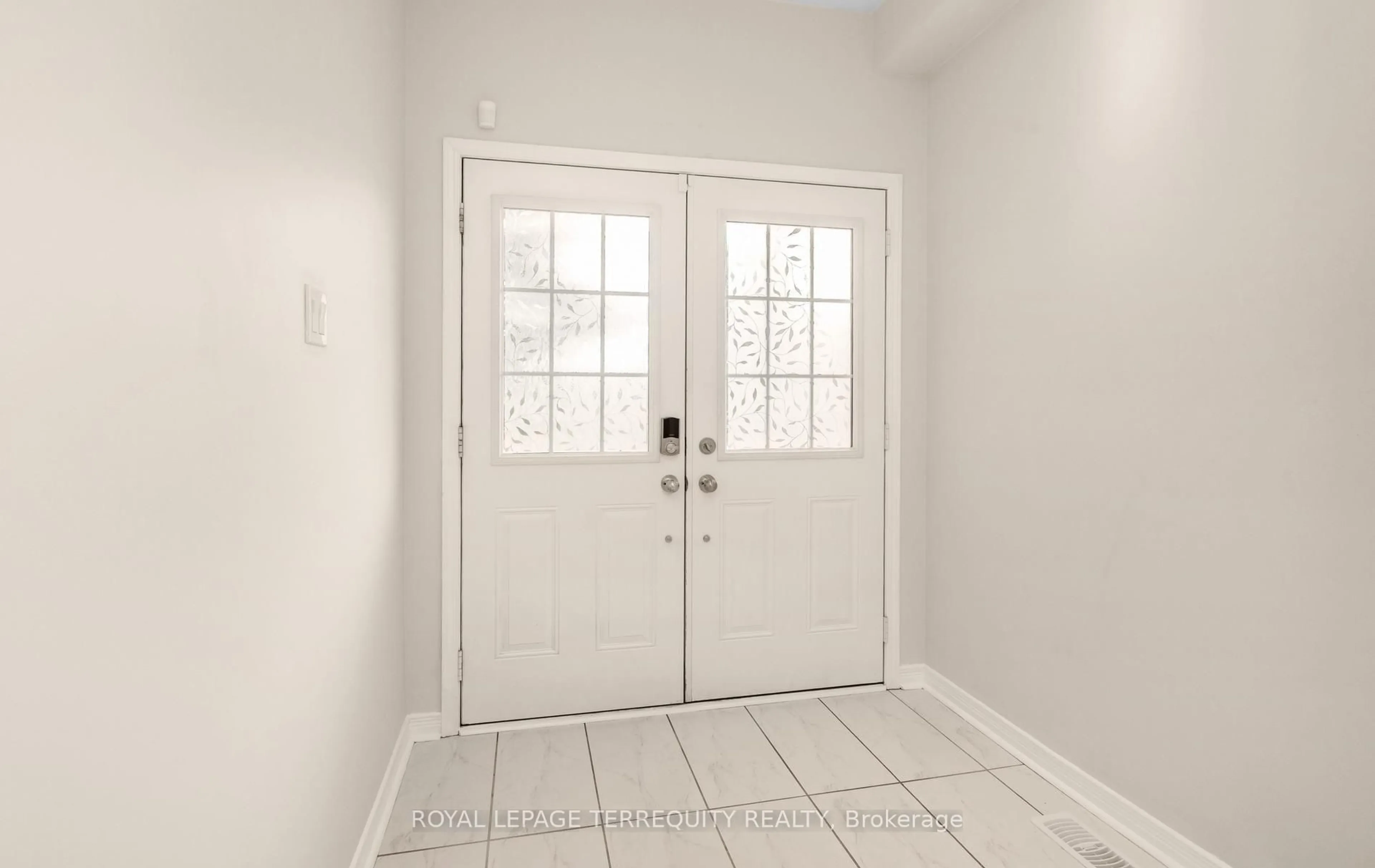 Indoor entryway for 983 Francine Cres, Mississauga Ontario L5V 0E2