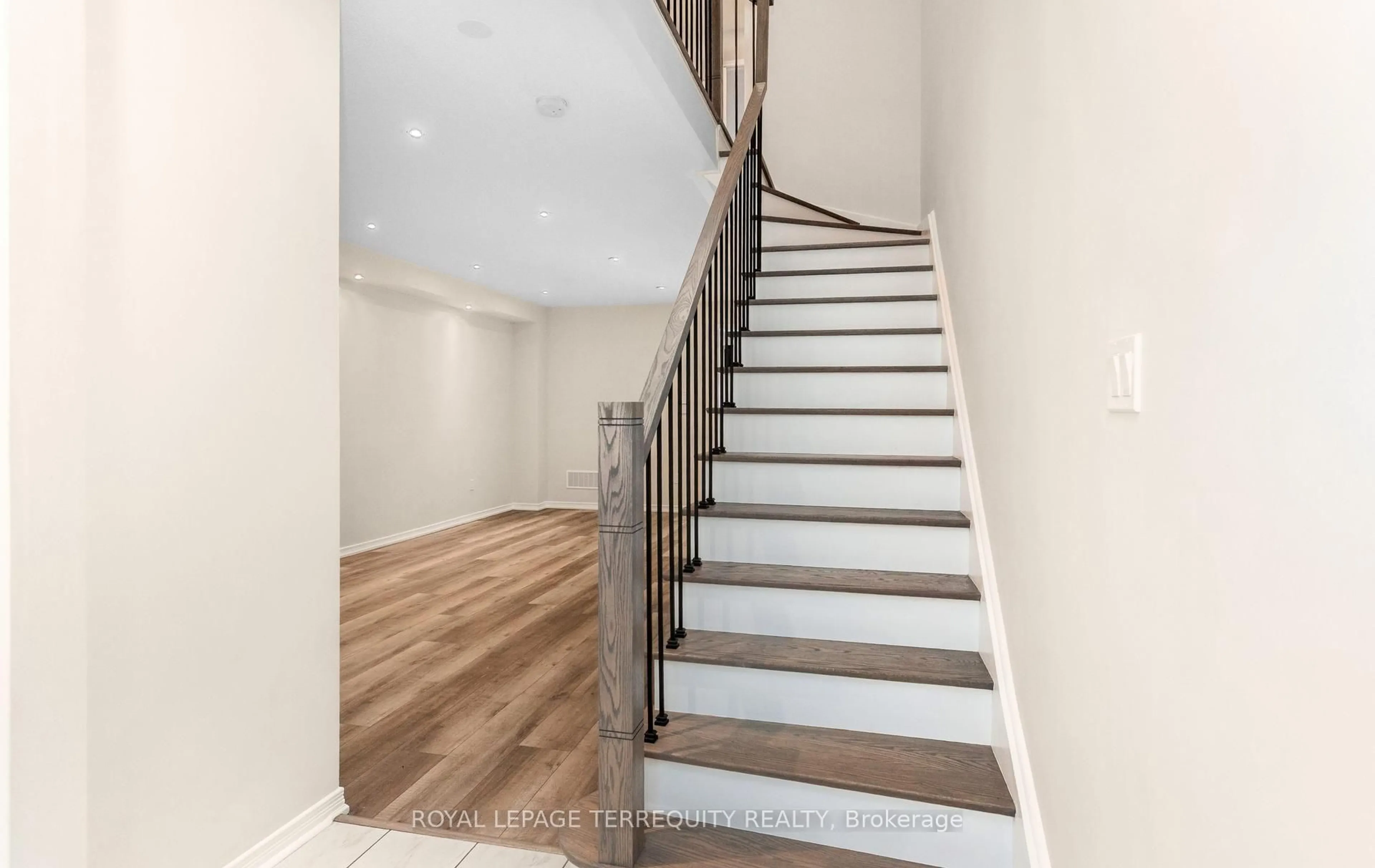 Stairs for 983 Francine Cres, Mississauga Ontario L5V 0E2
