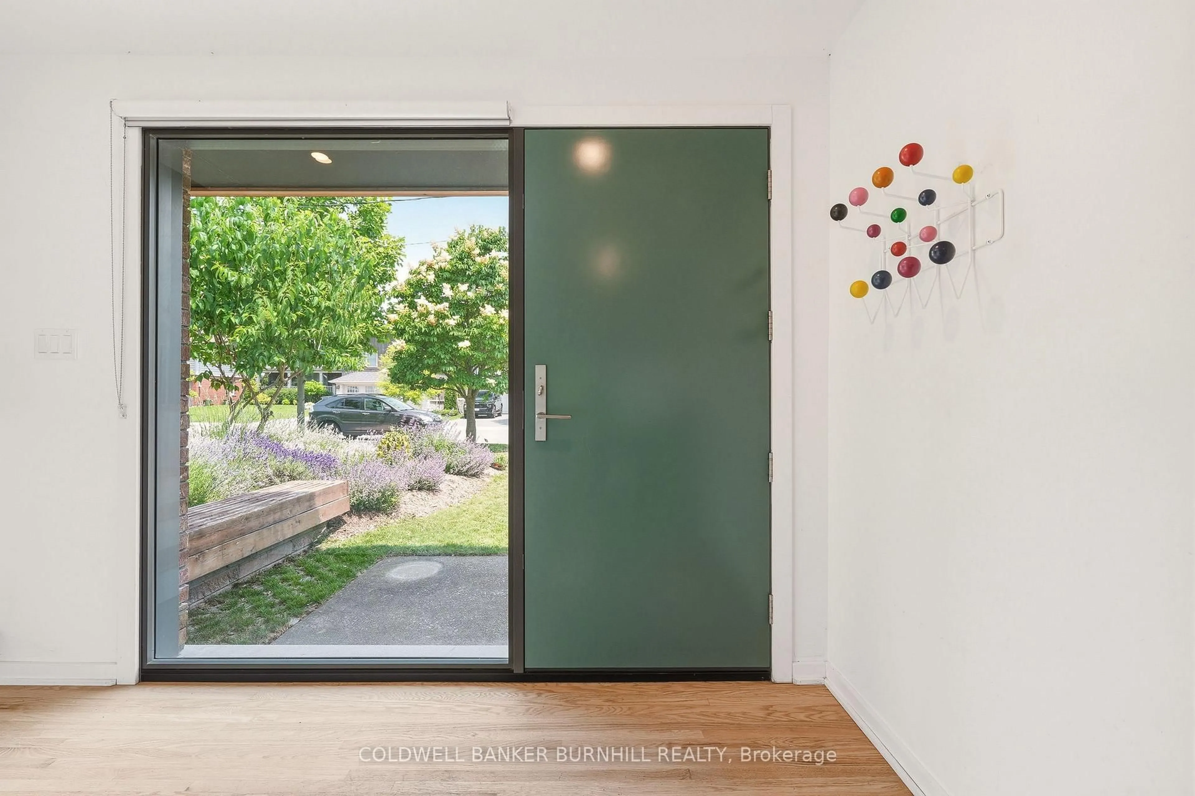 Indoor entryway for 332 Newbold Crt, Burlington Ontario L7R 2Y6