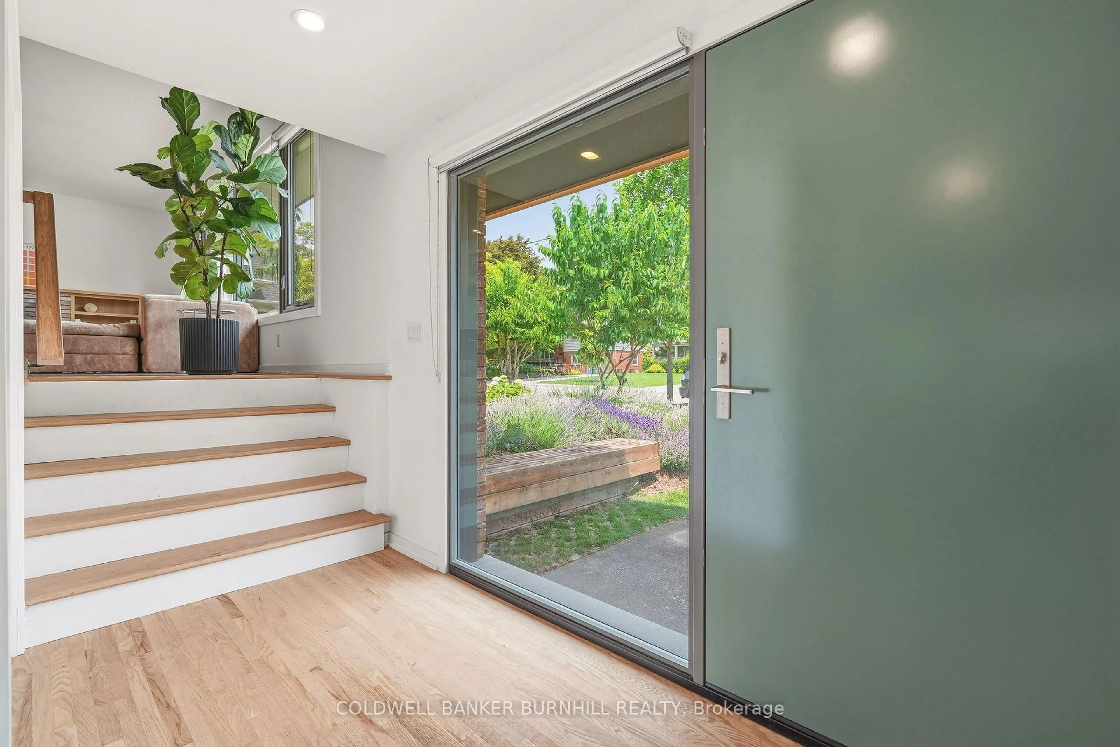 Indoor entryway for 332 Newbold Crt, Burlington Ontario L7R 2Y6