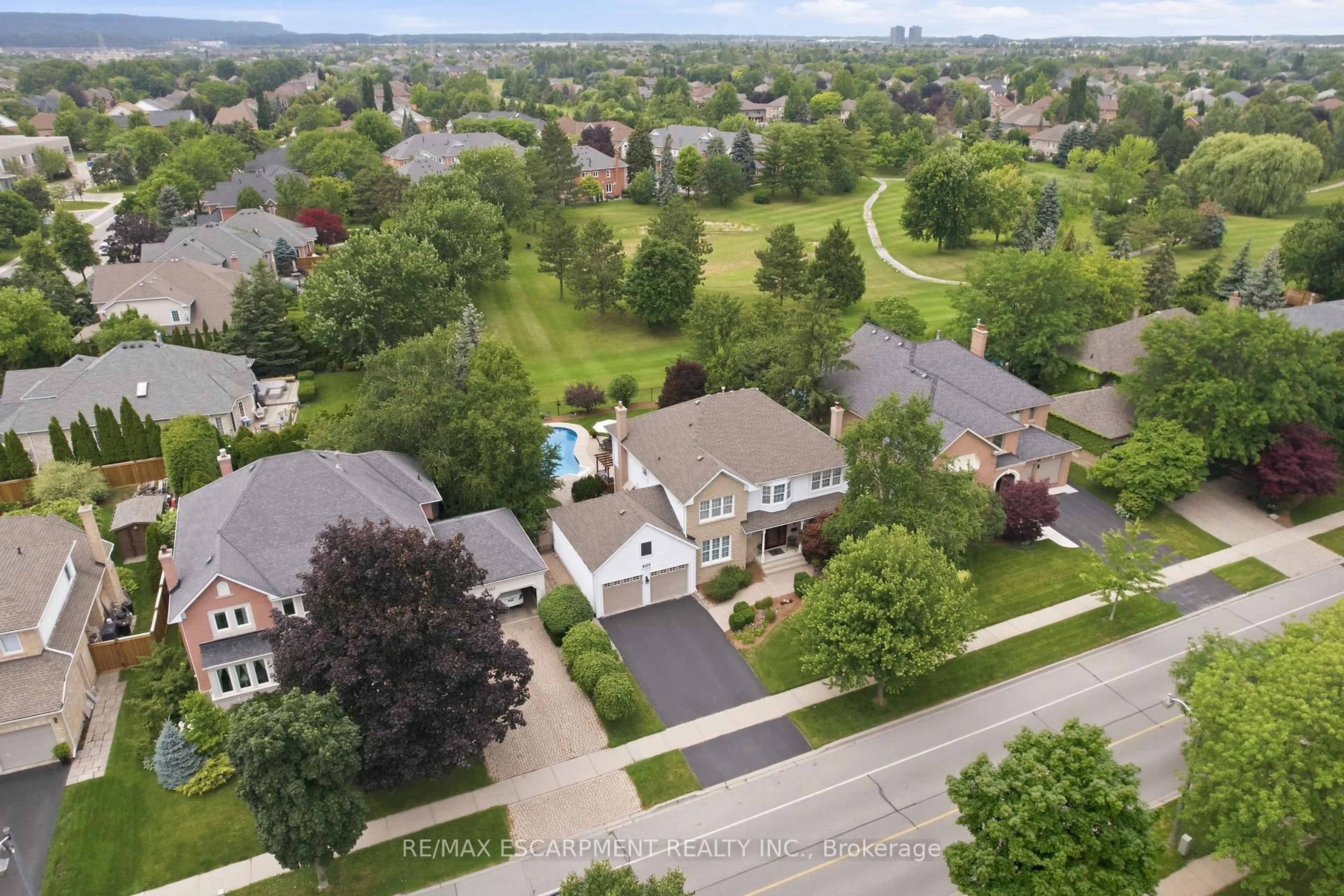 A pic from outside/outdoor area/front of a property/back of a property/a pic from drone, street for 4129 Millcroft Park Dr, Burlington Ontario L7M 3V1