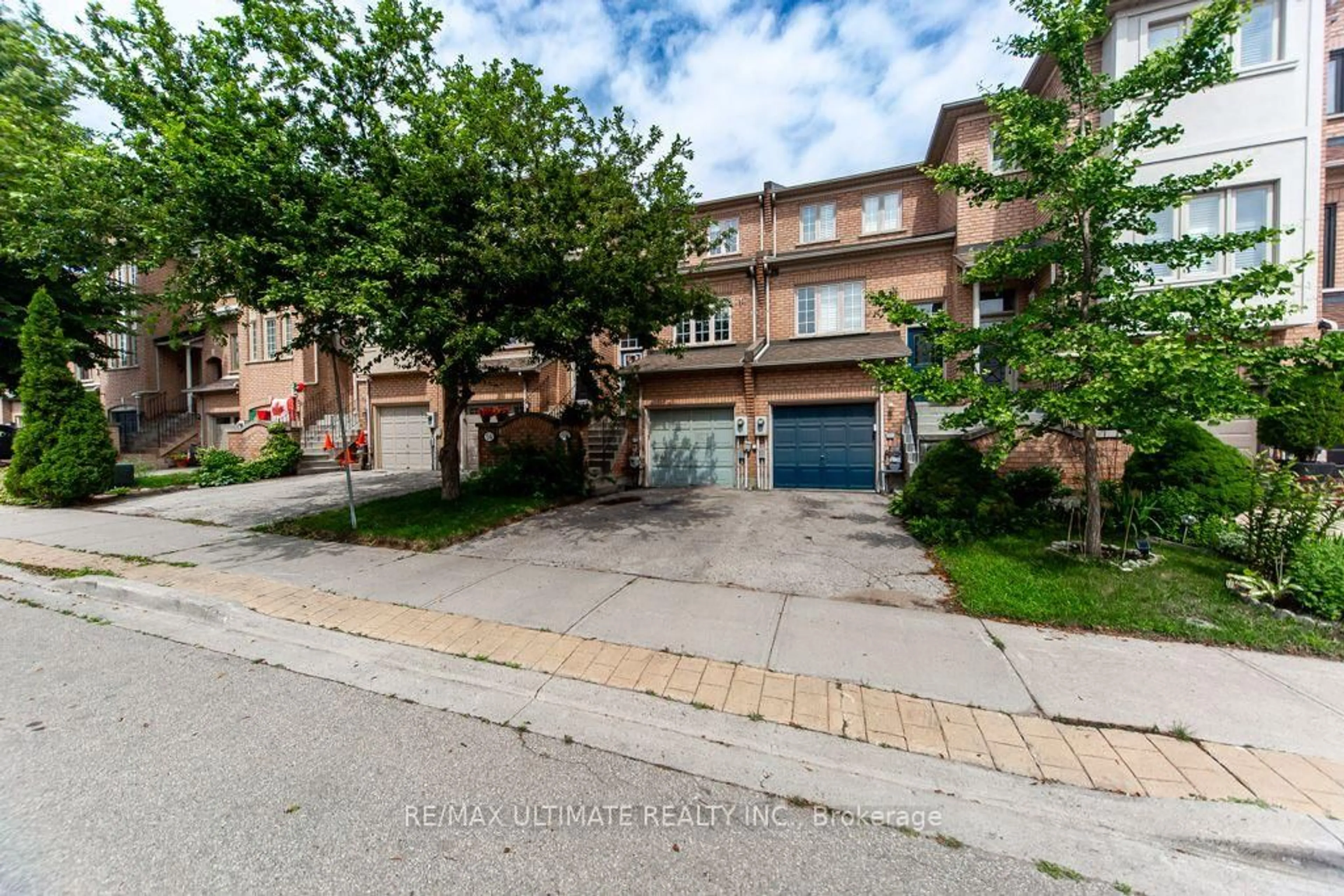 A pic from outside/outdoor area/front of a property/back of a property/a pic from drone, street for 52 Bluewater Crt, Toronto Ontario M8V 4A9