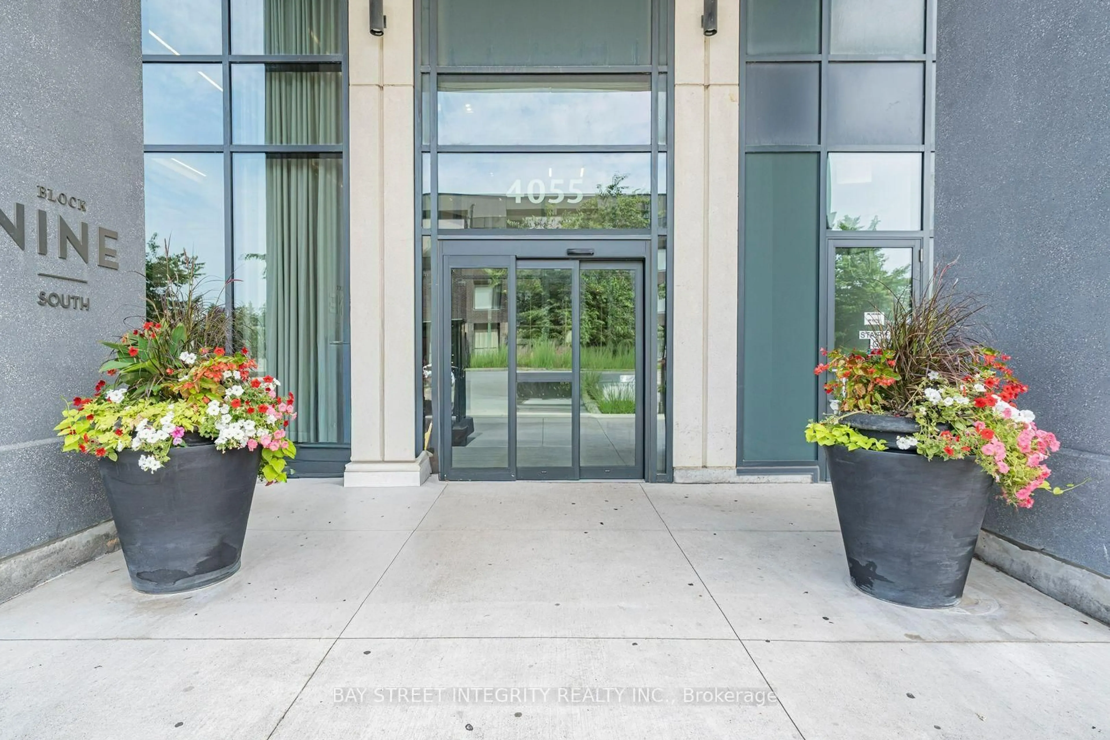 Indoor foyer for 4055 Parkside Village Dr #2815, Mississauga Ontario L5B 0K2
