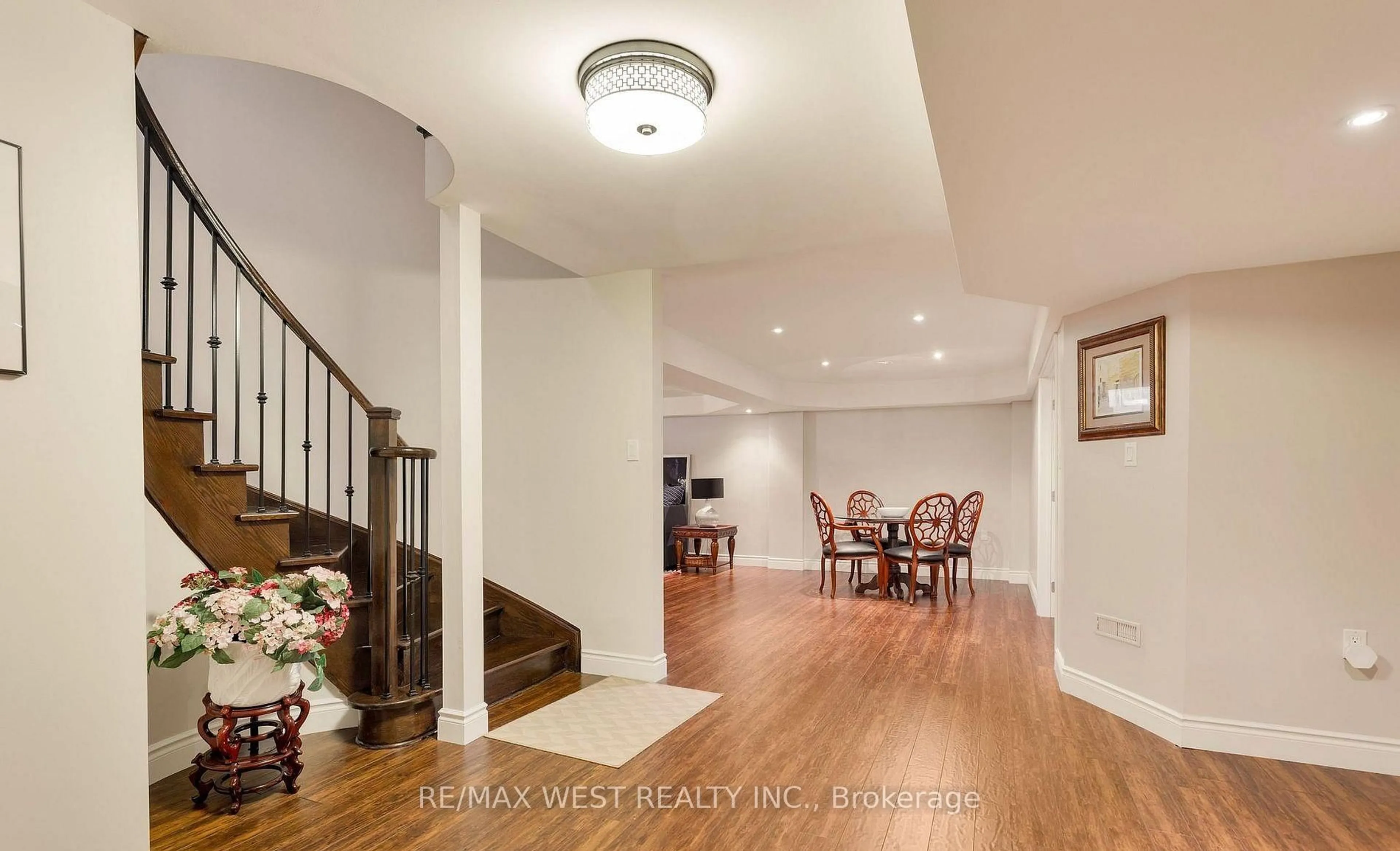 Indoor entryway for 3338 Fox Run Circ, Oakville Ontario L6L 6W4