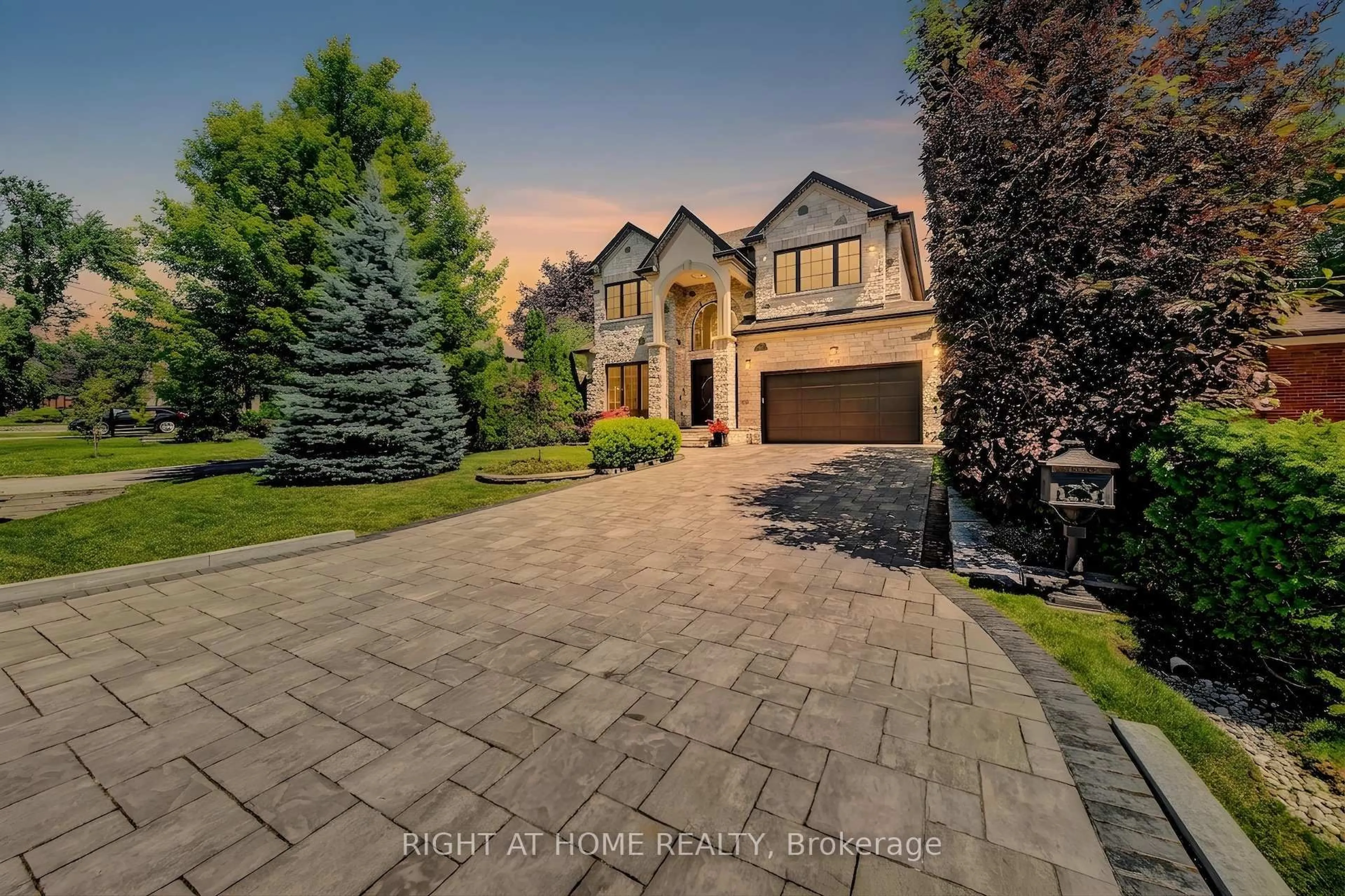 Home with brick exterior material, street for 484 Avonwood Dr, Mississauga Ontario L5G 1Y9