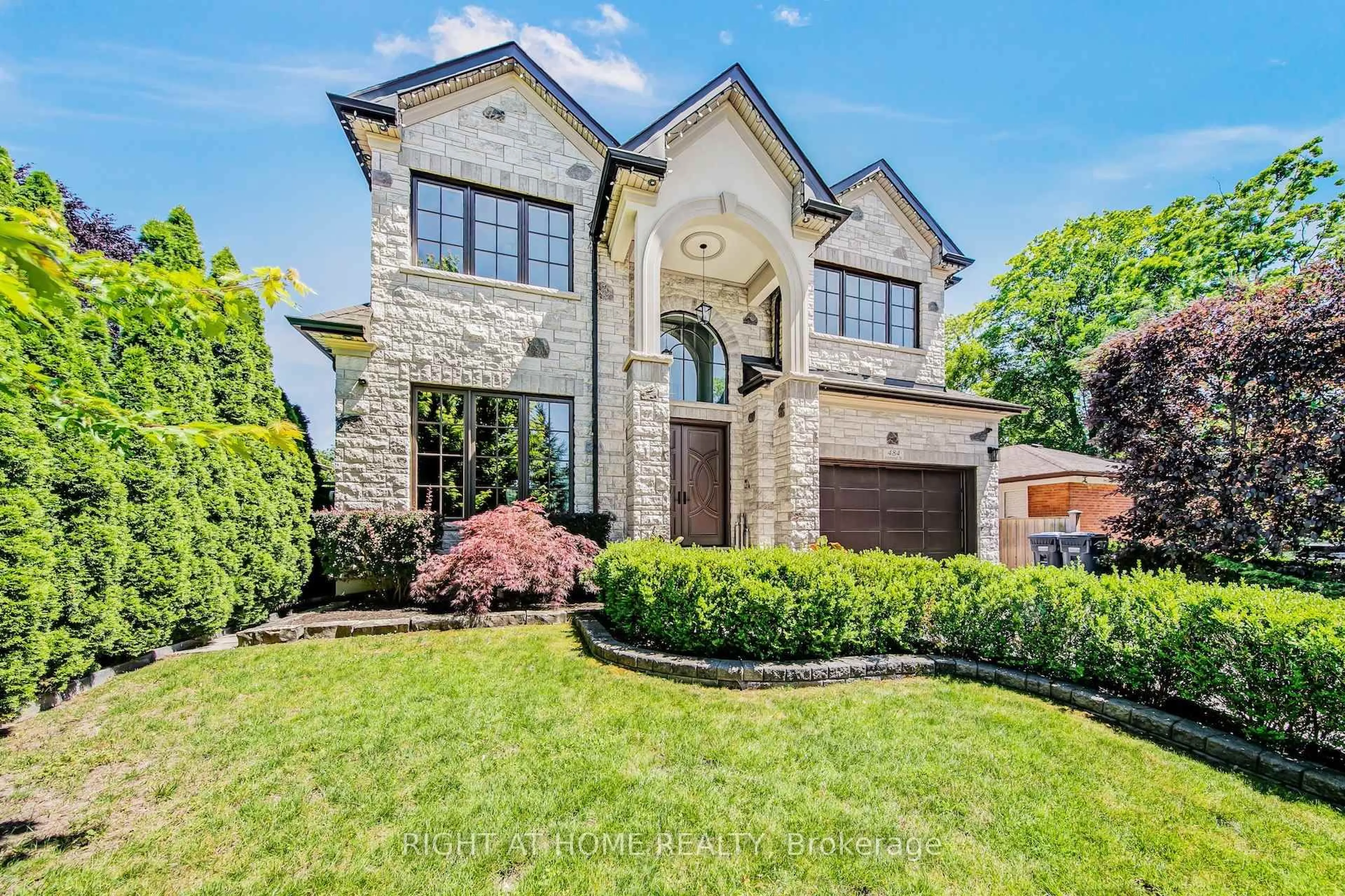 Home with brick exterior material, street for 484 Avonwood Dr, Mississauga Ontario L5G 1Y9