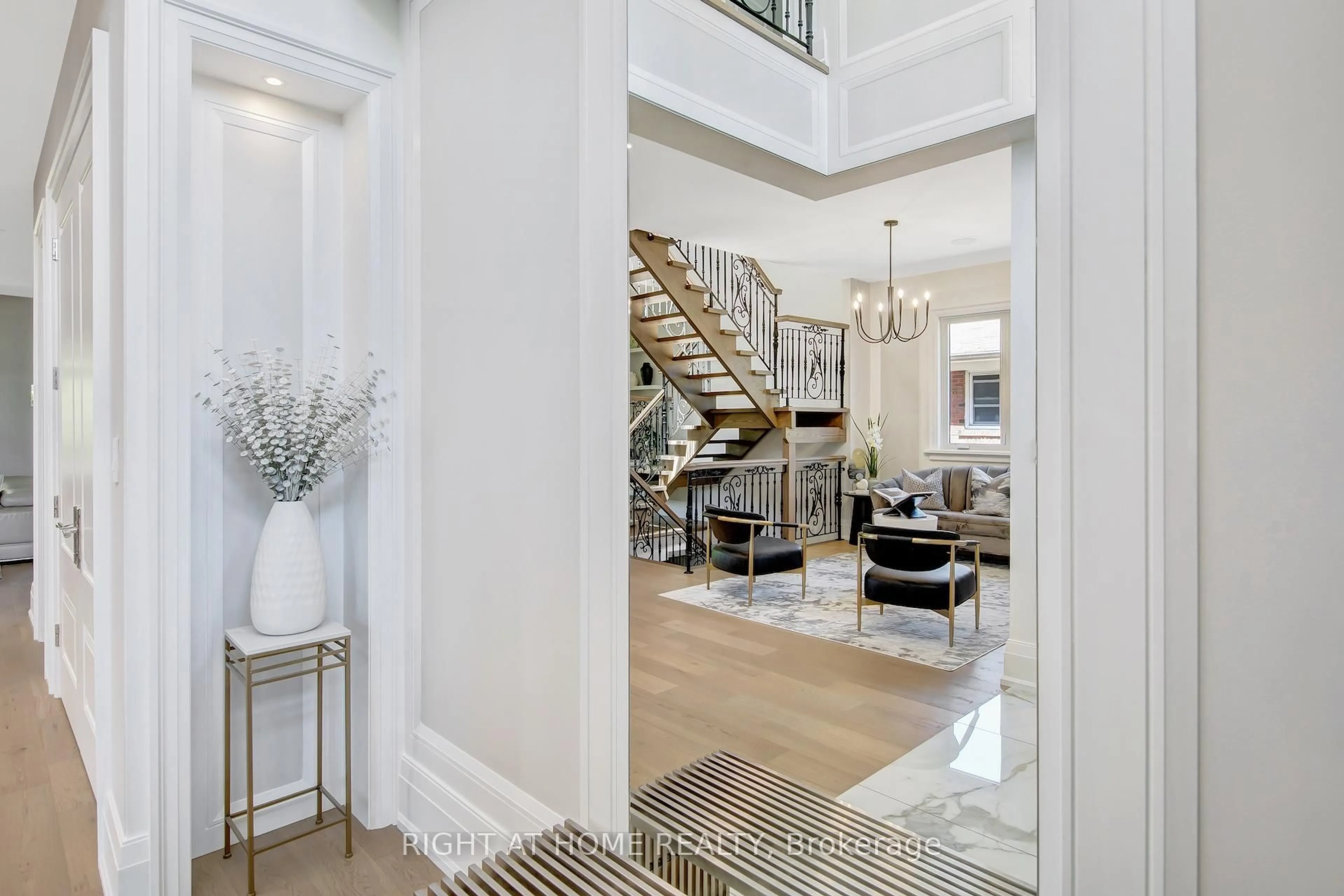 Indoor entryway for 484 Avonwood Dr, Mississauga Ontario L5G 1Y9