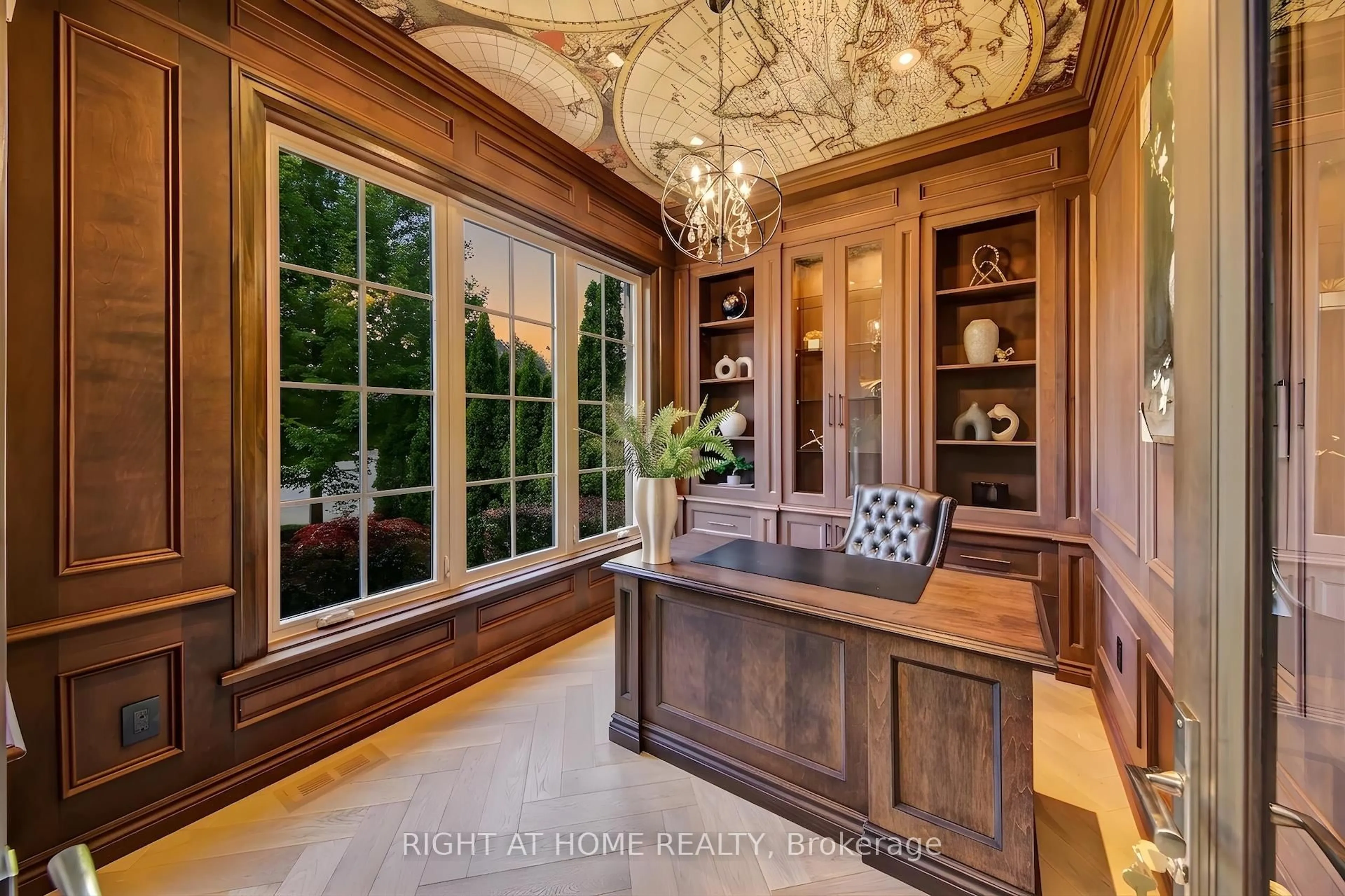 Indoor entryway for 484 Avonwood Dr, Mississauga Ontario L5G 1Y9