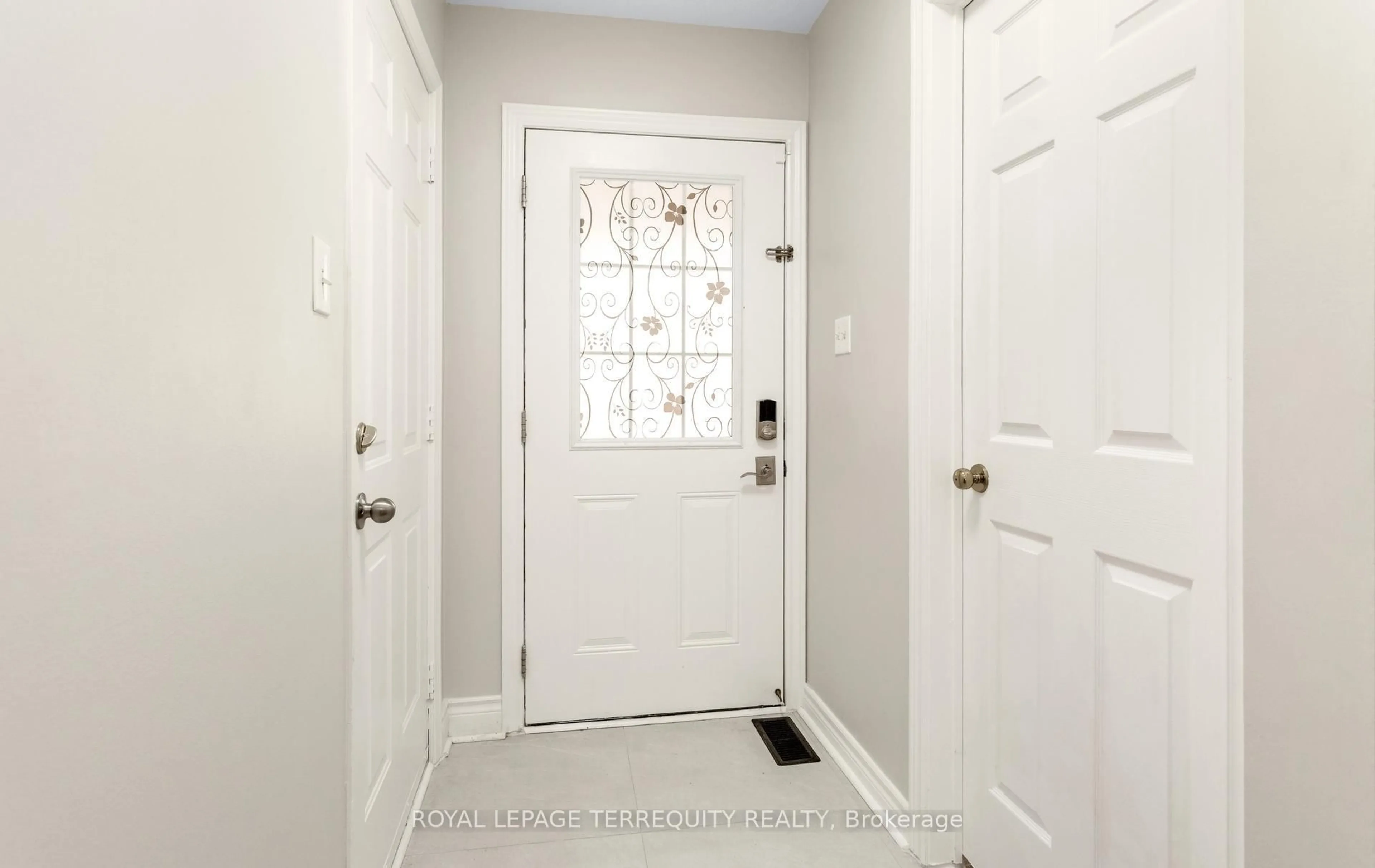 Indoor entryway for 5950 Glen Erin Dr #50, Mississauga Ontario L5M 6J1
