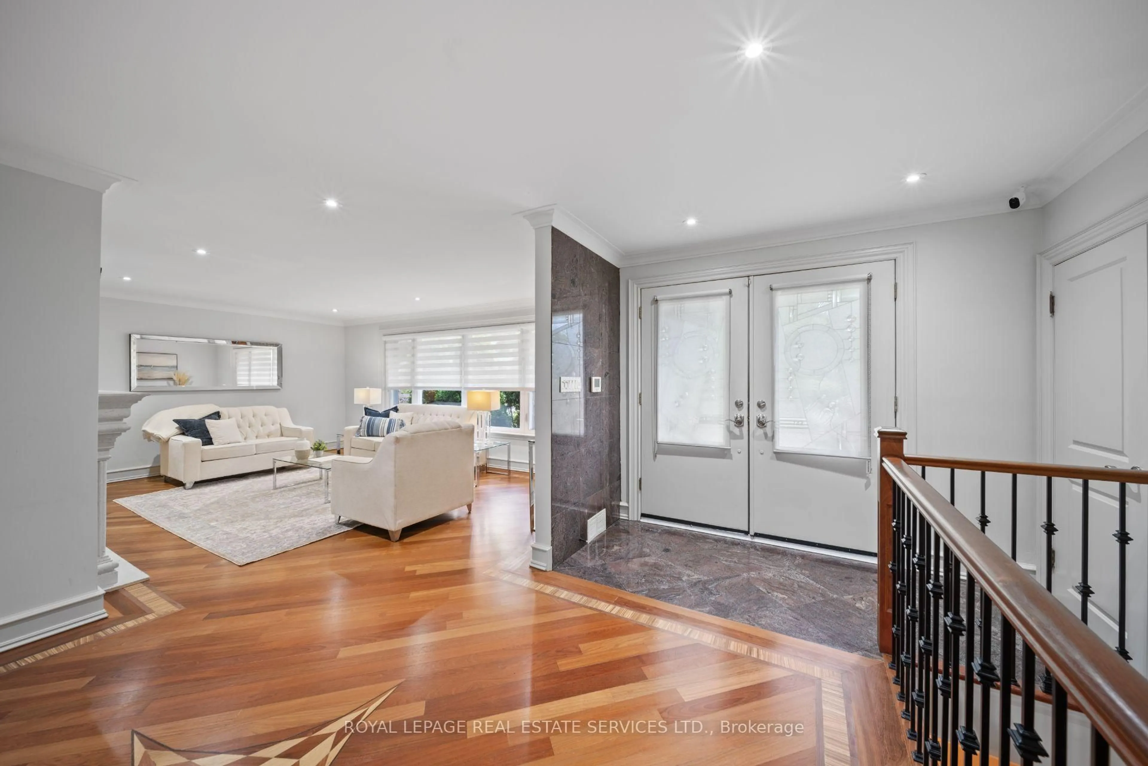 Indoor foyer for 1592 Islington Ave, Toronto Ontario M9A 3M6