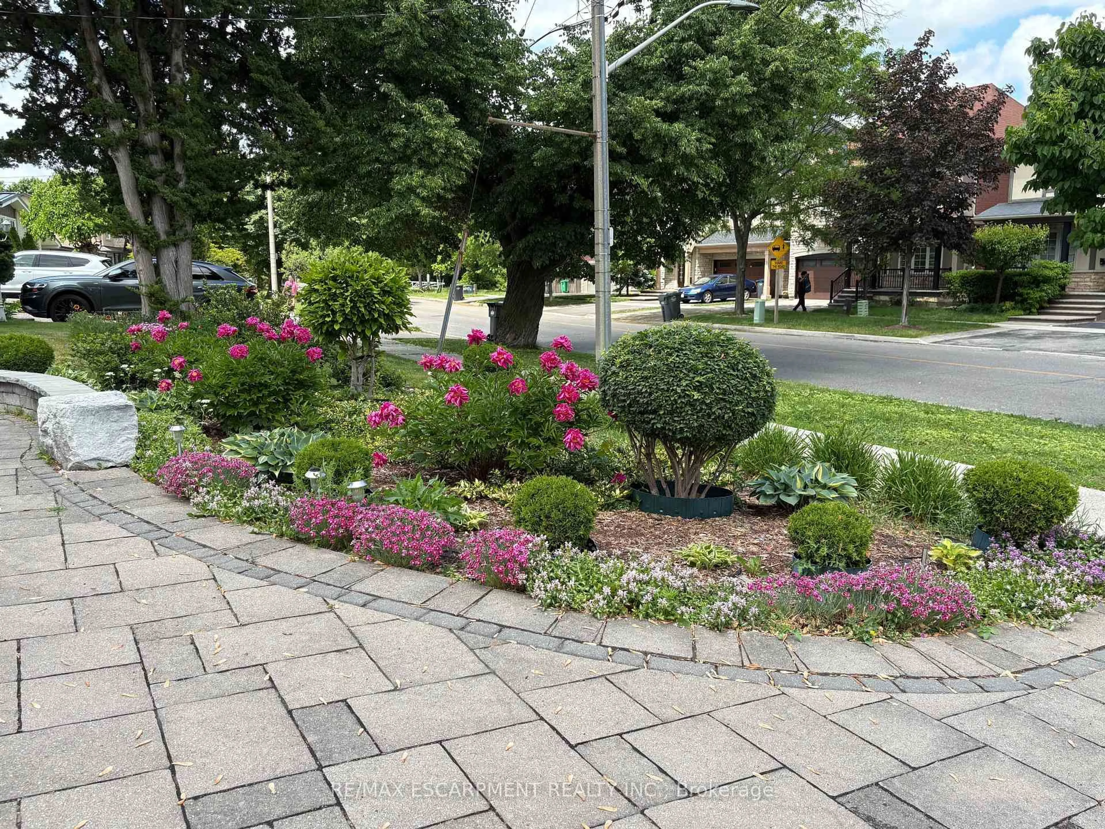 Patio, street for 3084 Constitution Blvd, Mississauga Ontario L4Y 2Z2
