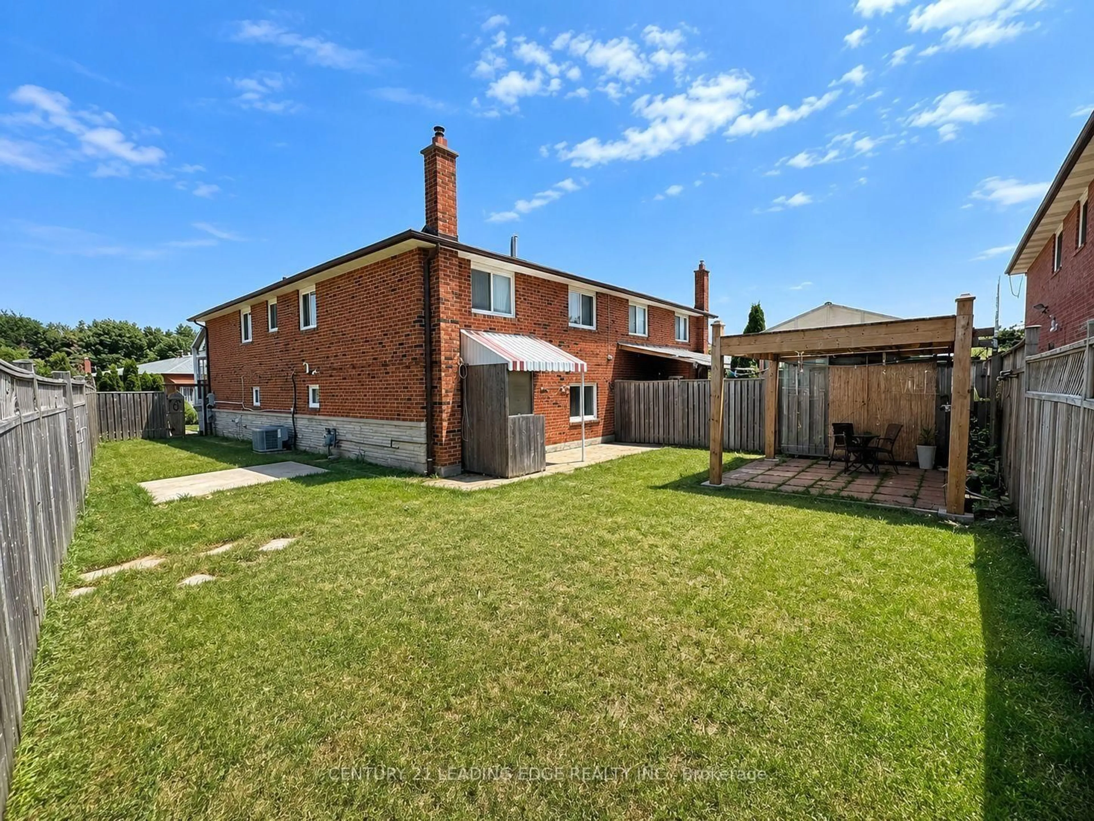 A pic from outside/outdoor area/front of a property/back of a property/a pic from drone, street for 18 Clubhouse Crt, Toronto Ontario M3L 2K5