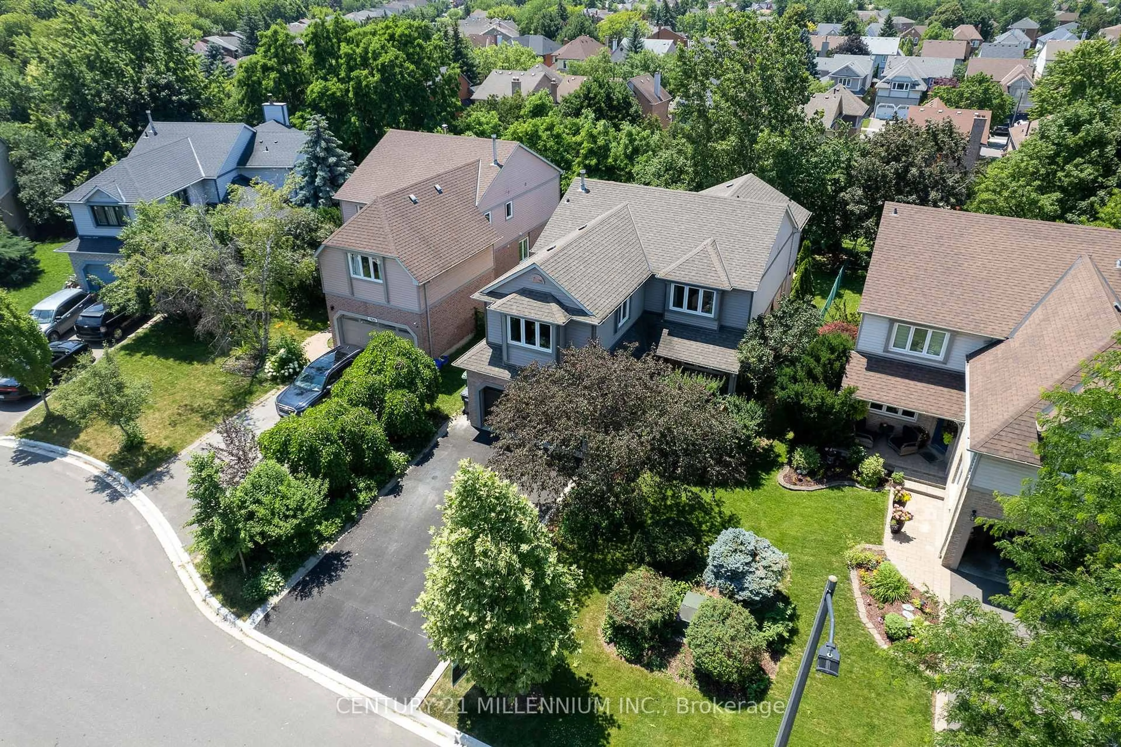 A pic from outside/outdoor area/front of a property/back of a property/a pic from drone, street for 7227 Windrush Crt, Mississauga Ontario L5N 6K1