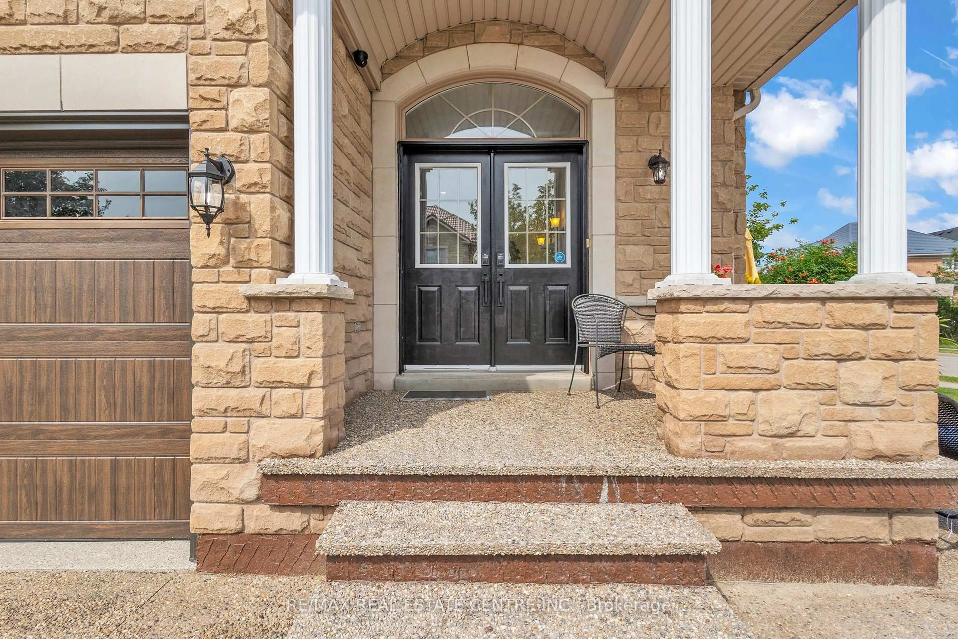 Indoor entryway for 2 Janetville St, Brampton Ontario L6P 2A3