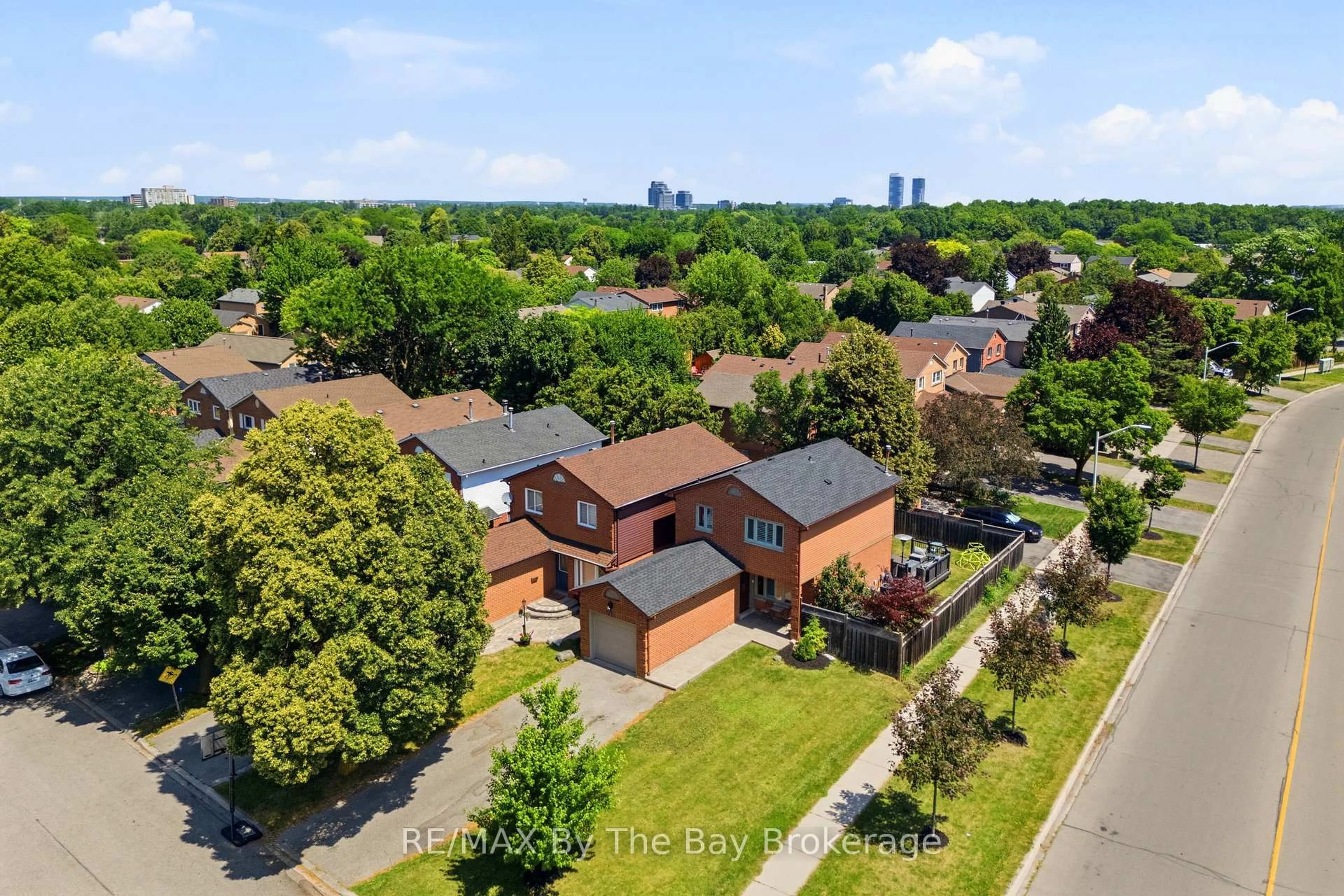 A pic from outside/outdoor area/front of a property/back of a property/a pic from drone, unknown for 291 Woodlawn Cres, Milton Ontario L9T 4V8
