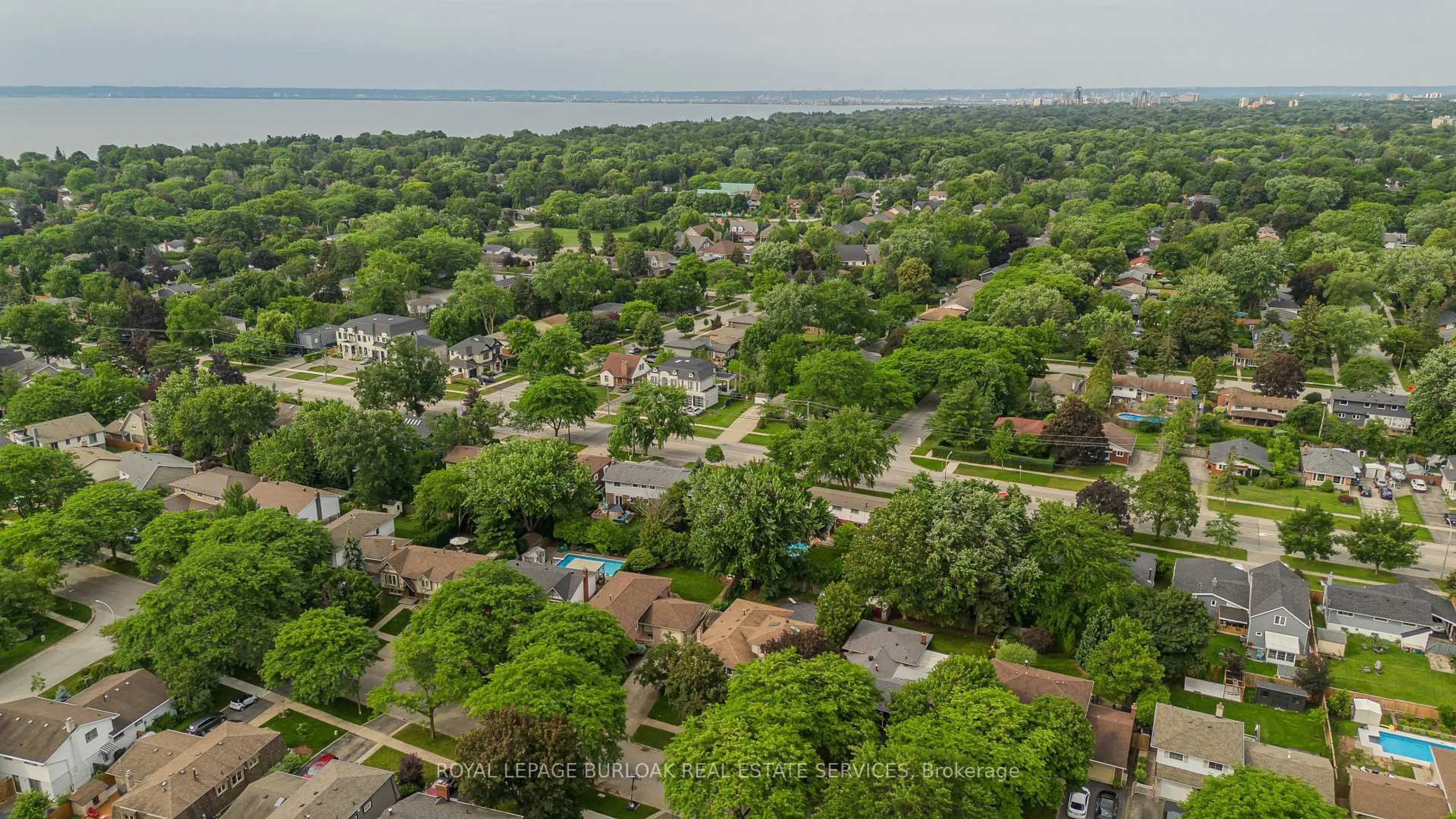 A pic from outside/outdoor area/front of a property/back of a property/a pic from drone, street for 342 Bryant Cres, Burlington Ontario L7L 3Z5