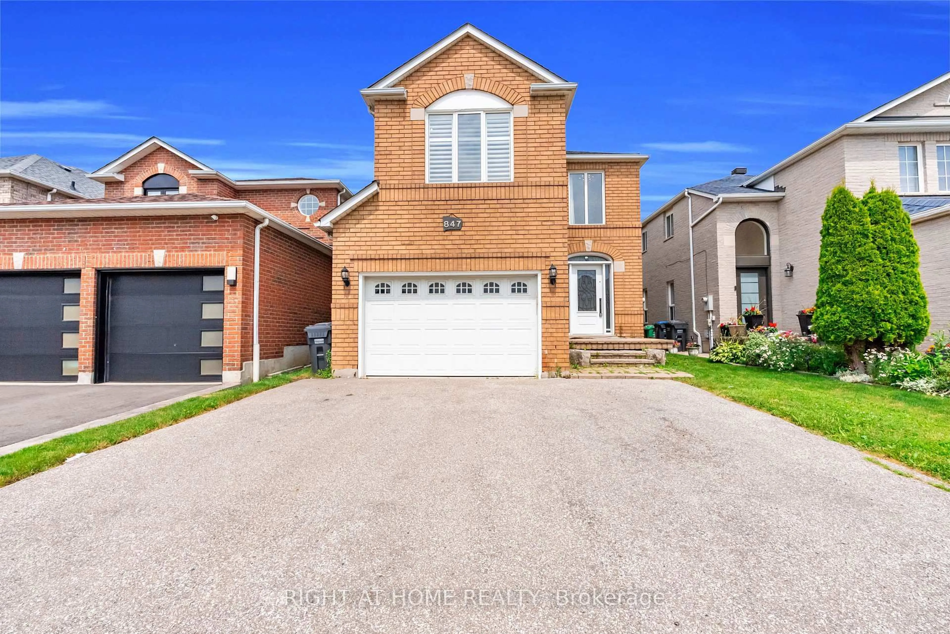 Home with brick exterior material, street for 847 Stonebridge Ave, Mississauga Ontario L5V 2L1
