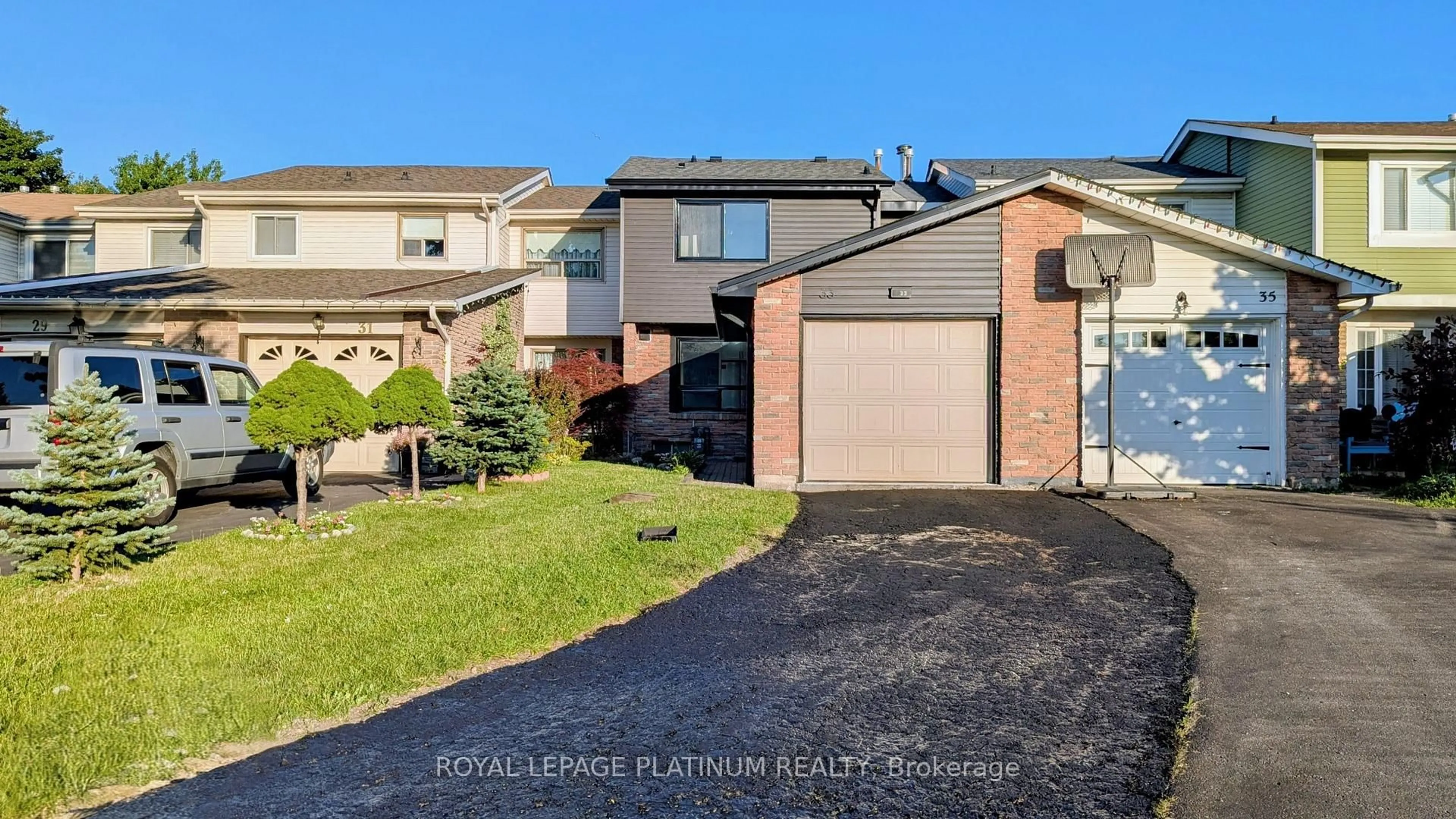 A pic from outside/outdoor area/front of a property/back of a property/a pic from drone, street for 33 Greene Dr, Brampton Ontario L6V 2P2