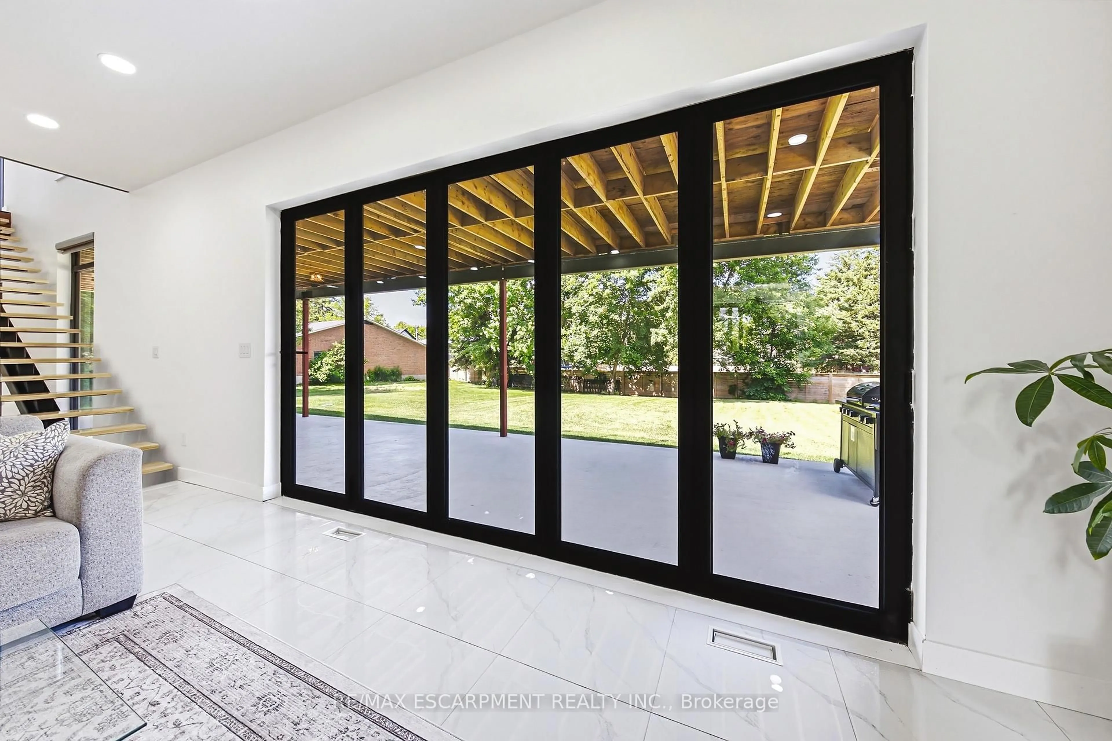 Indoor foyer for 4511 Guelph Line, Burlington Ontario L7P 0N3