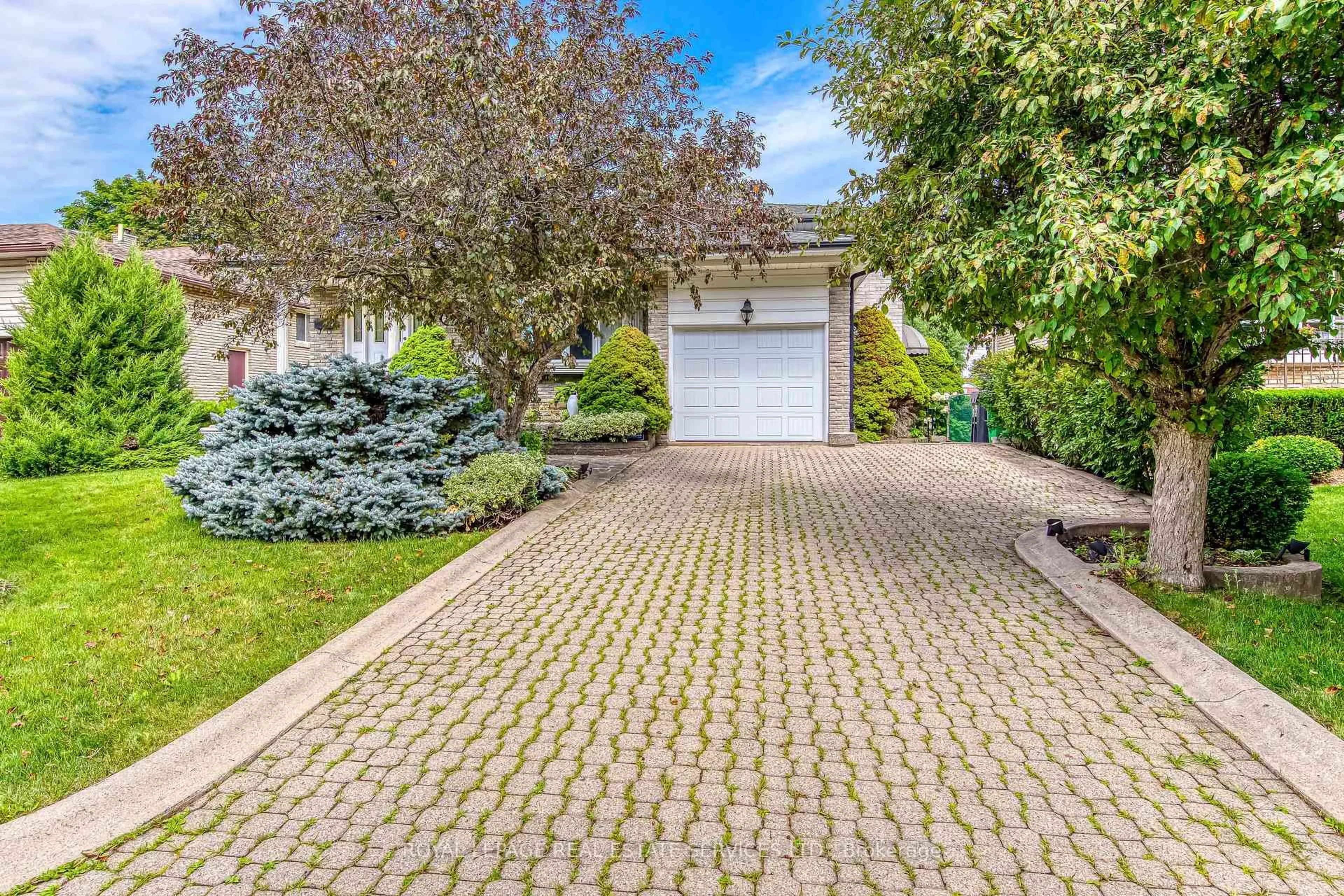 Patio, street for 14 Governor Grove Cres, Brampton Ontario L6Y 1A6