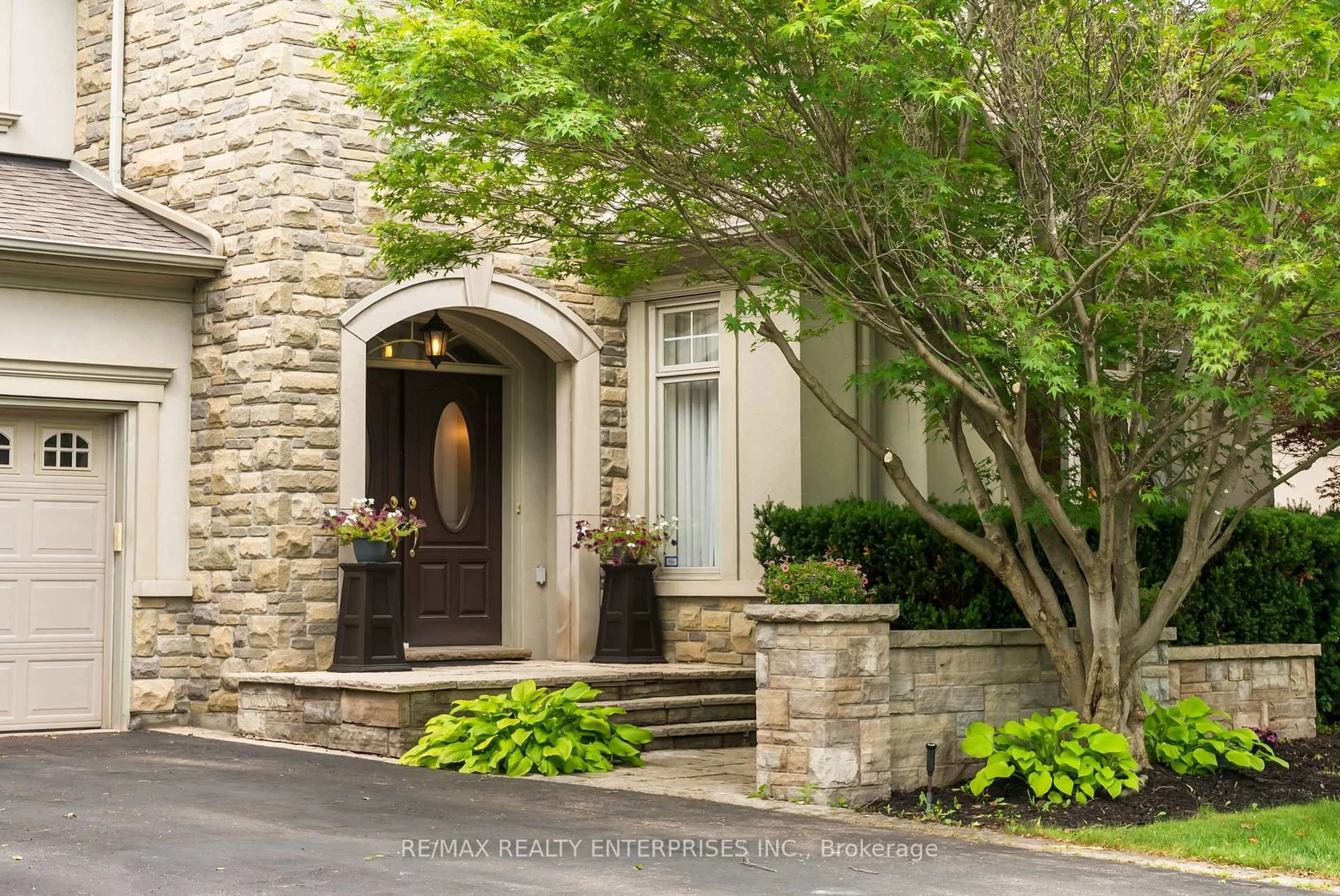 Indoor entryway for 535 Canyon St, Mississauga Ontario L5H 4L4