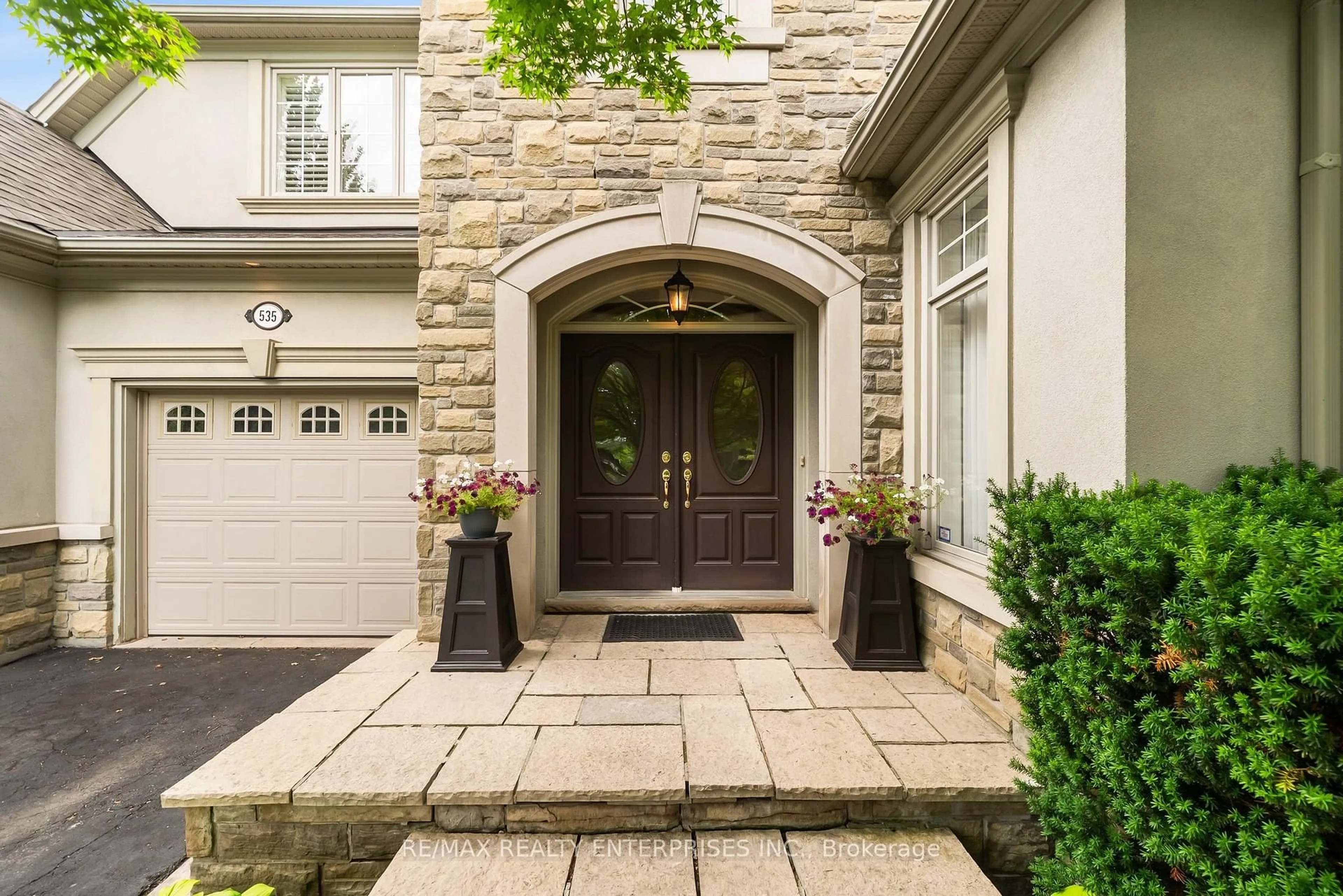 Indoor entryway for 535 Canyon St, Mississauga Ontario L5H 4L4