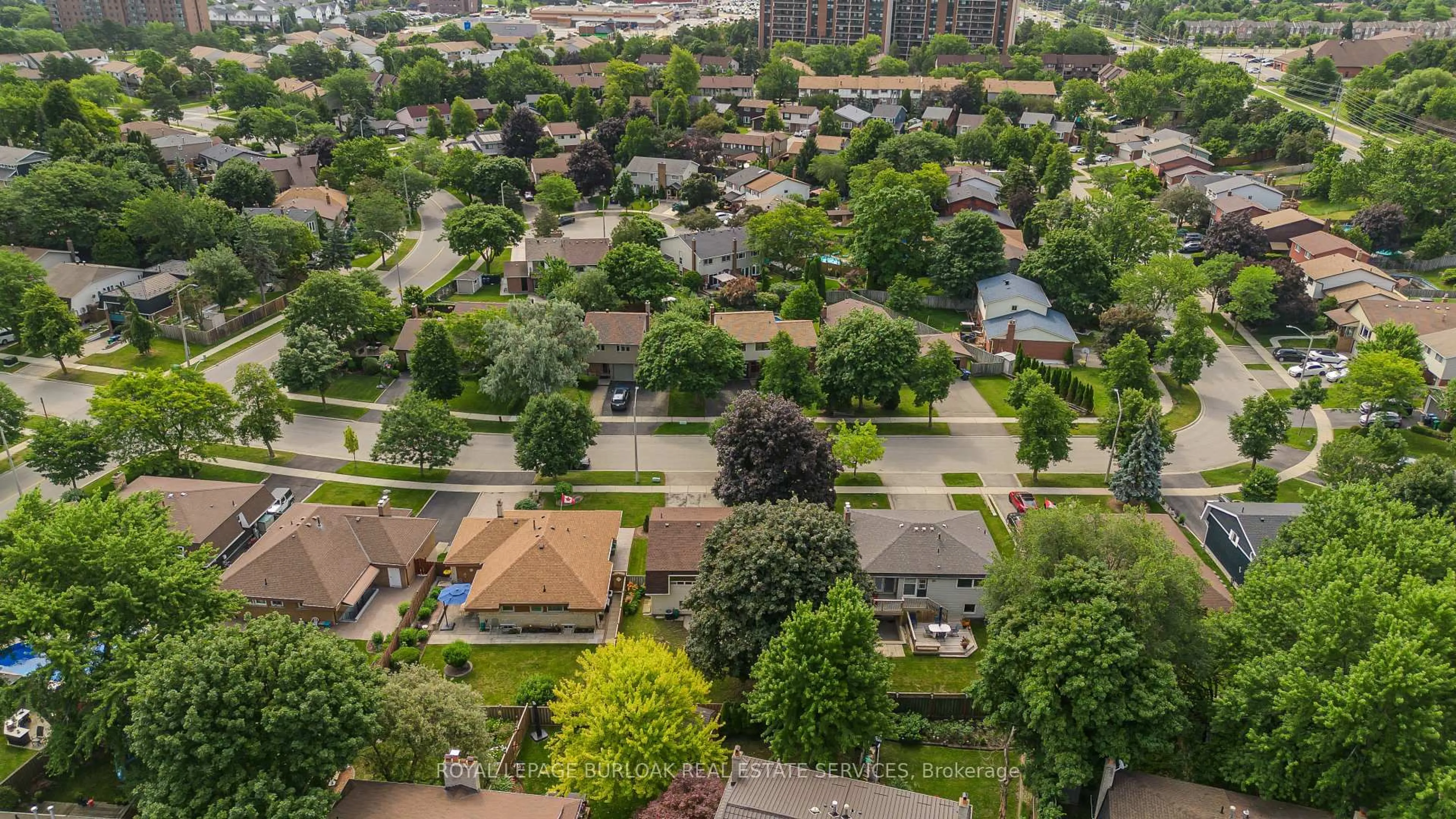 A pic from outside/outdoor area/front of a property/back of a property/a pic from drone, city buildings view from balcony for 2915 Saint Malo Circ, Mississauga Ontario L5N 1S8
