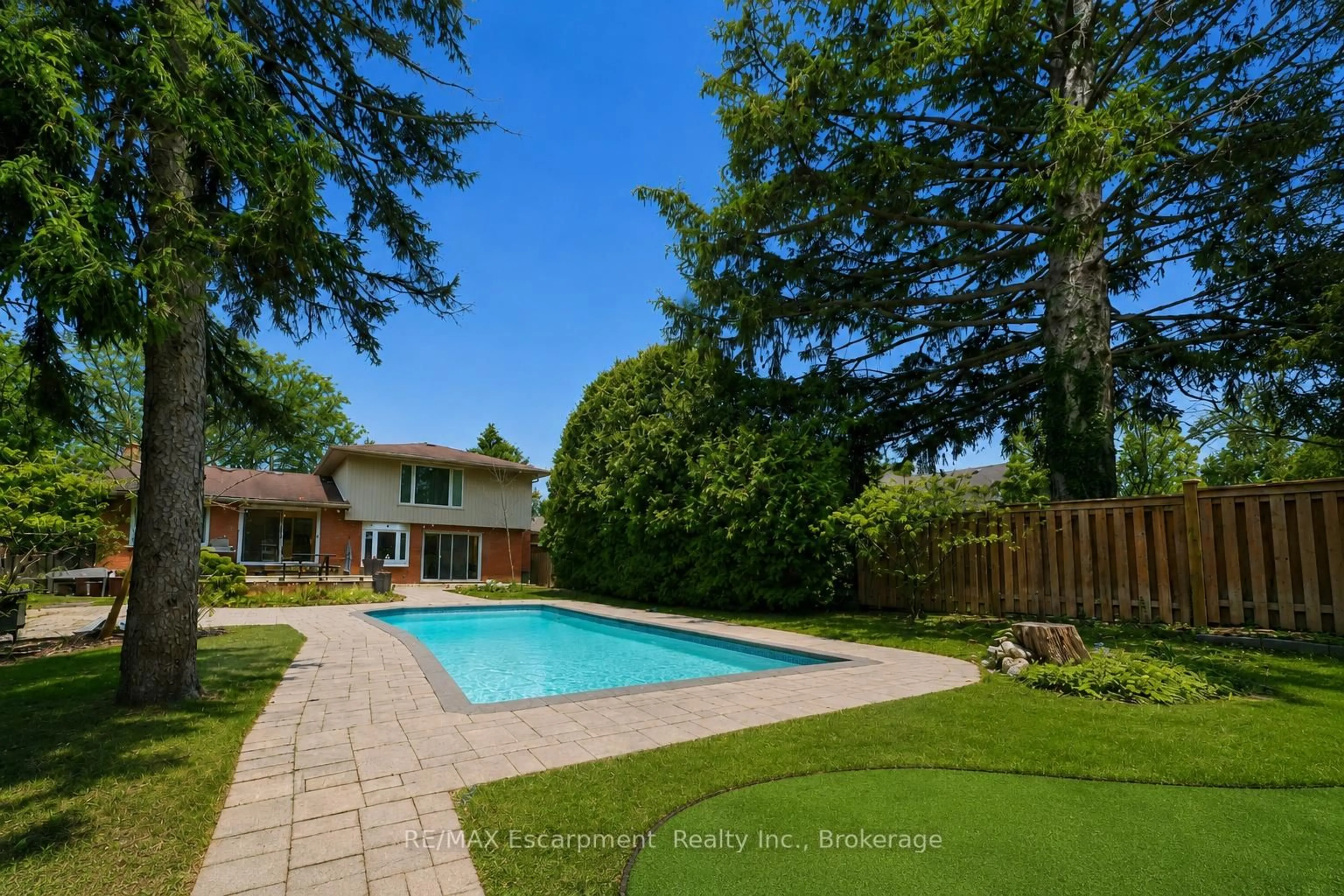 Pool for 195 Wilton St, Burlington Ontario L7N 1V8