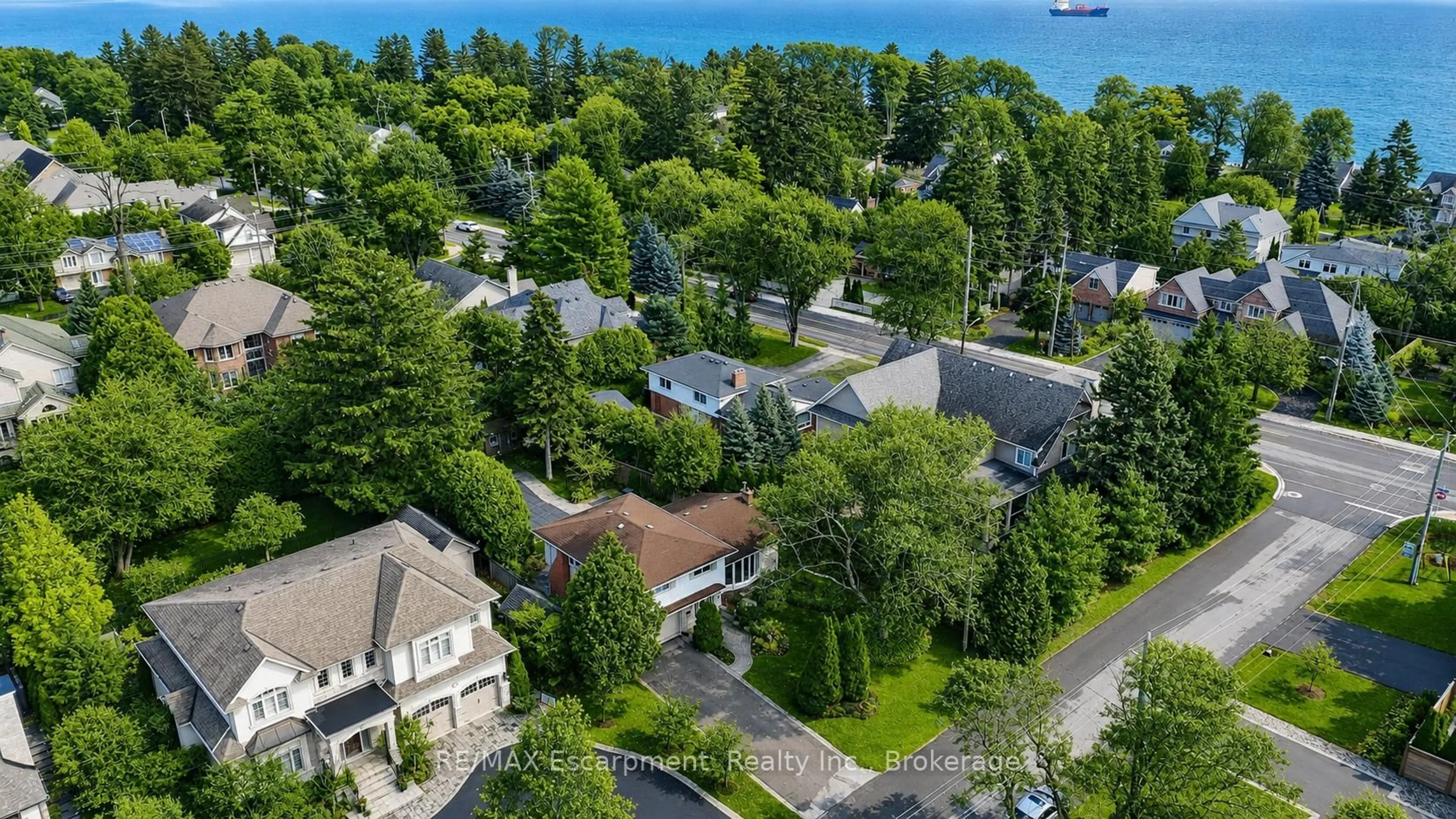 A pic from outside/outdoor area/front of a property/back of a property/a pic from drone, unknown for 195 Wilton St, Burlington Ontario L7N 1V8