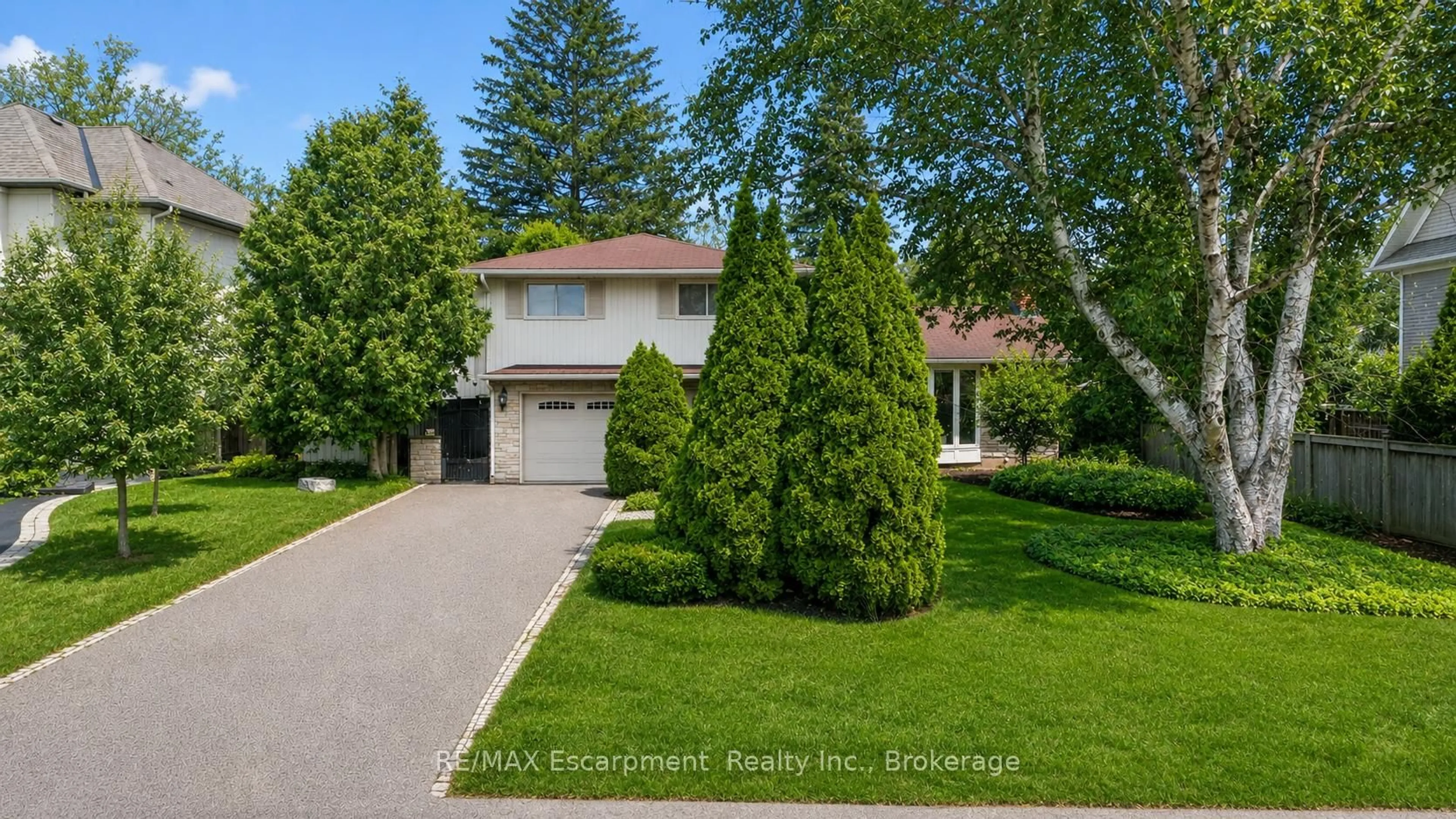 A pic from outside/outdoor area/front of a property/back of a property/a pic from drone, street for 195 Wilton St, Burlington Ontario L7N 1V8