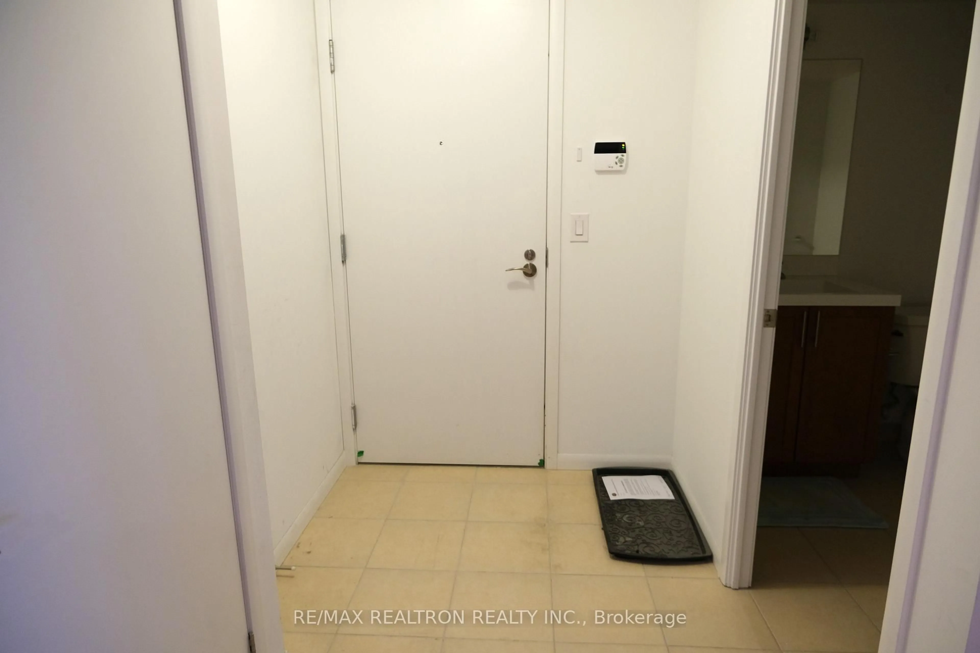 Indoor foyer for 830 Lawrence Ave #1612, Toronto Ontario M6A 0B6