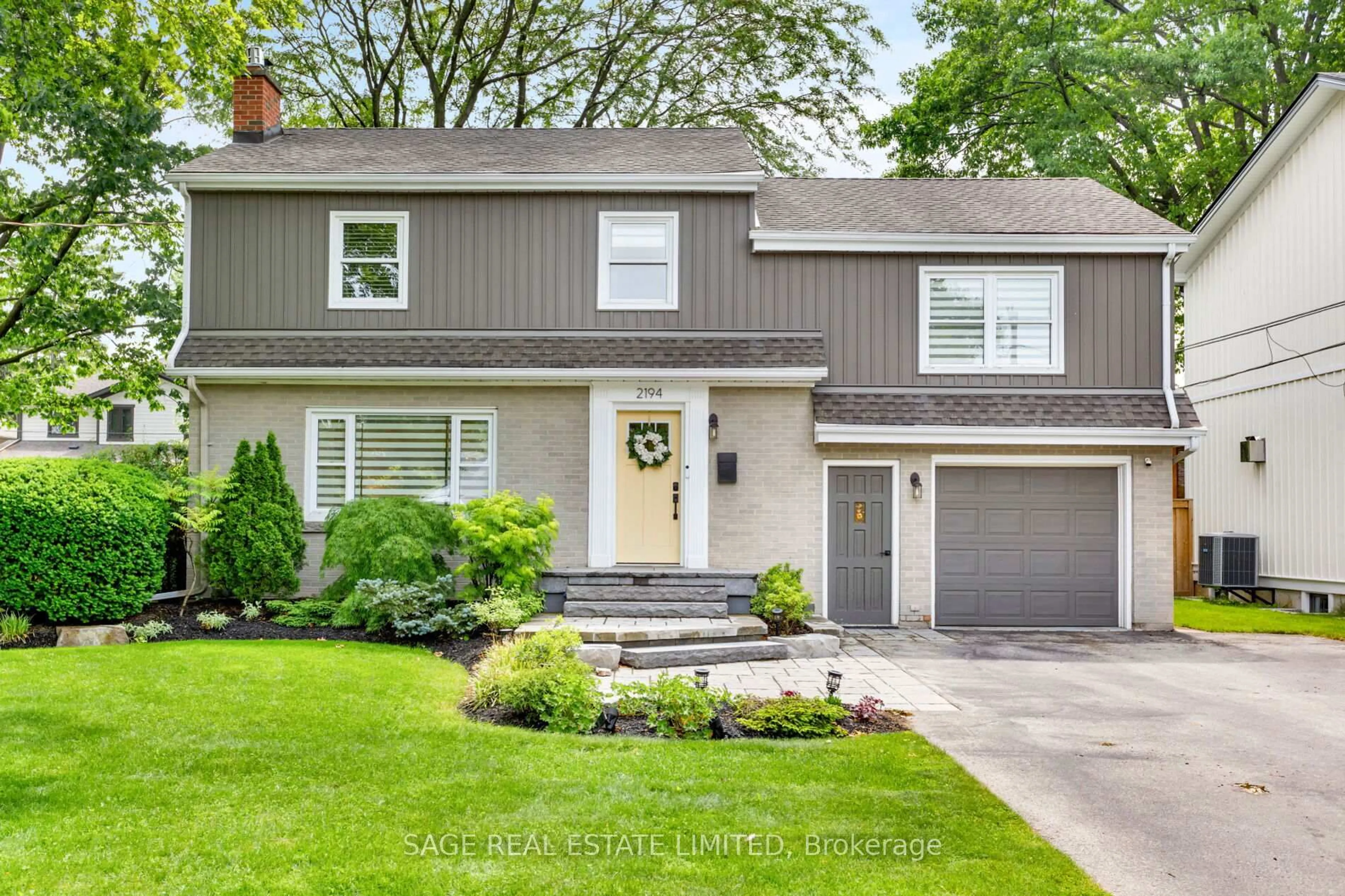 Home with vinyl exterior material, street for 2194 Yorkshire Cres, Burlington Ontario L7R 1V7