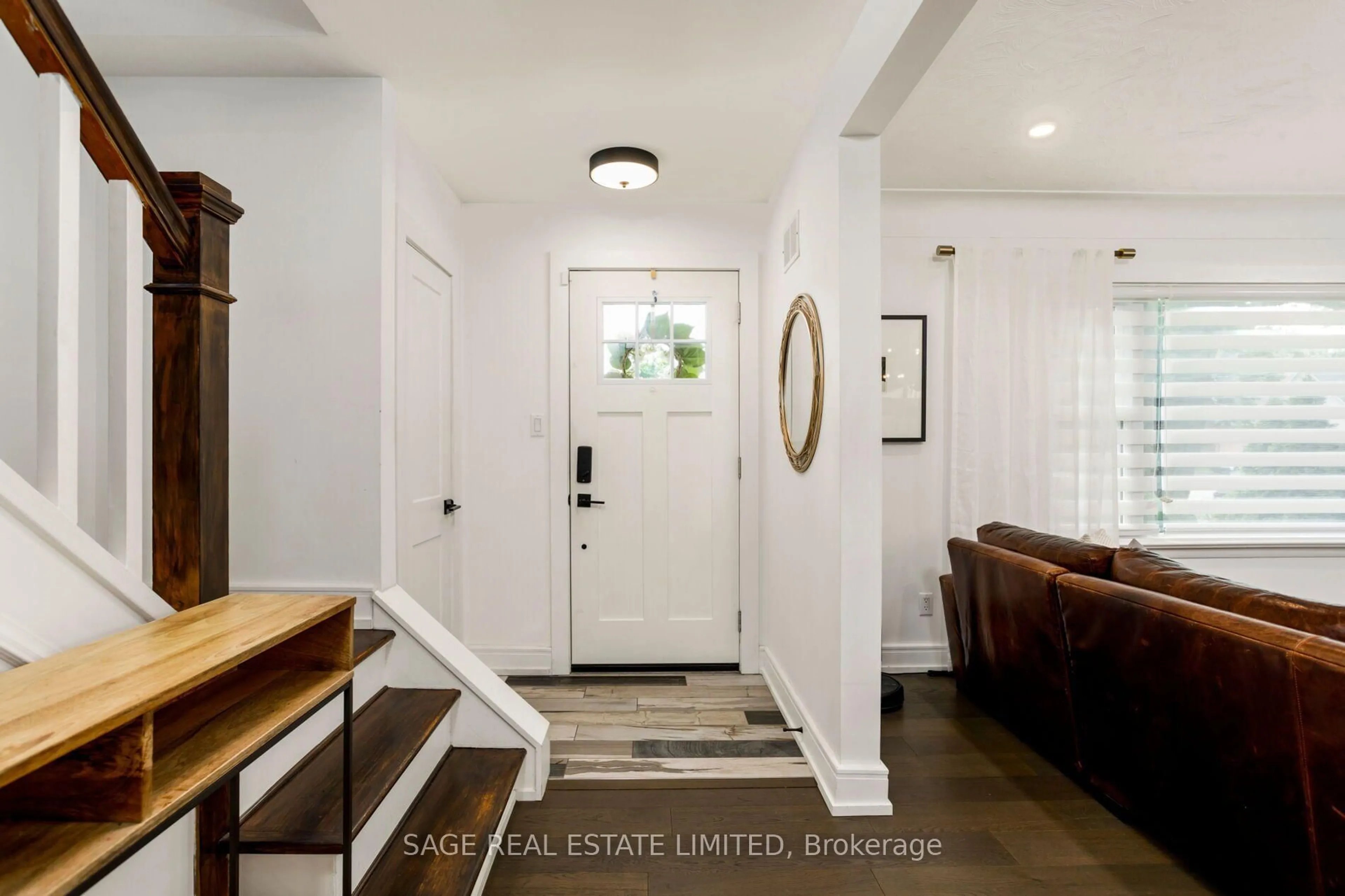 Indoor entryway for 2194 Yorkshire Cres, Burlington Ontario L7R 1V7