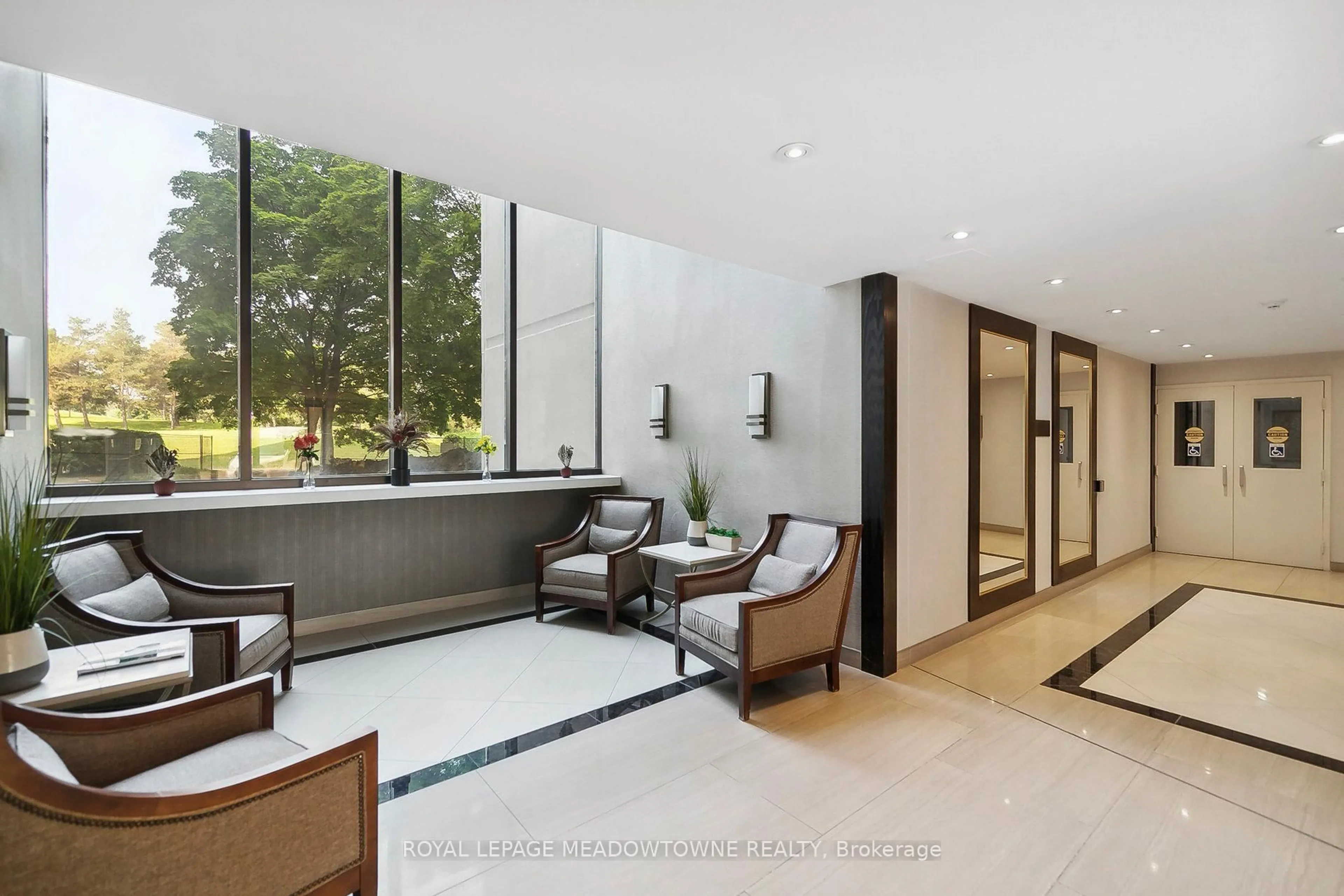 Indoor foyer for 6500 Montevideo Rd #511, Mississauga Ontario L5N 3T6
